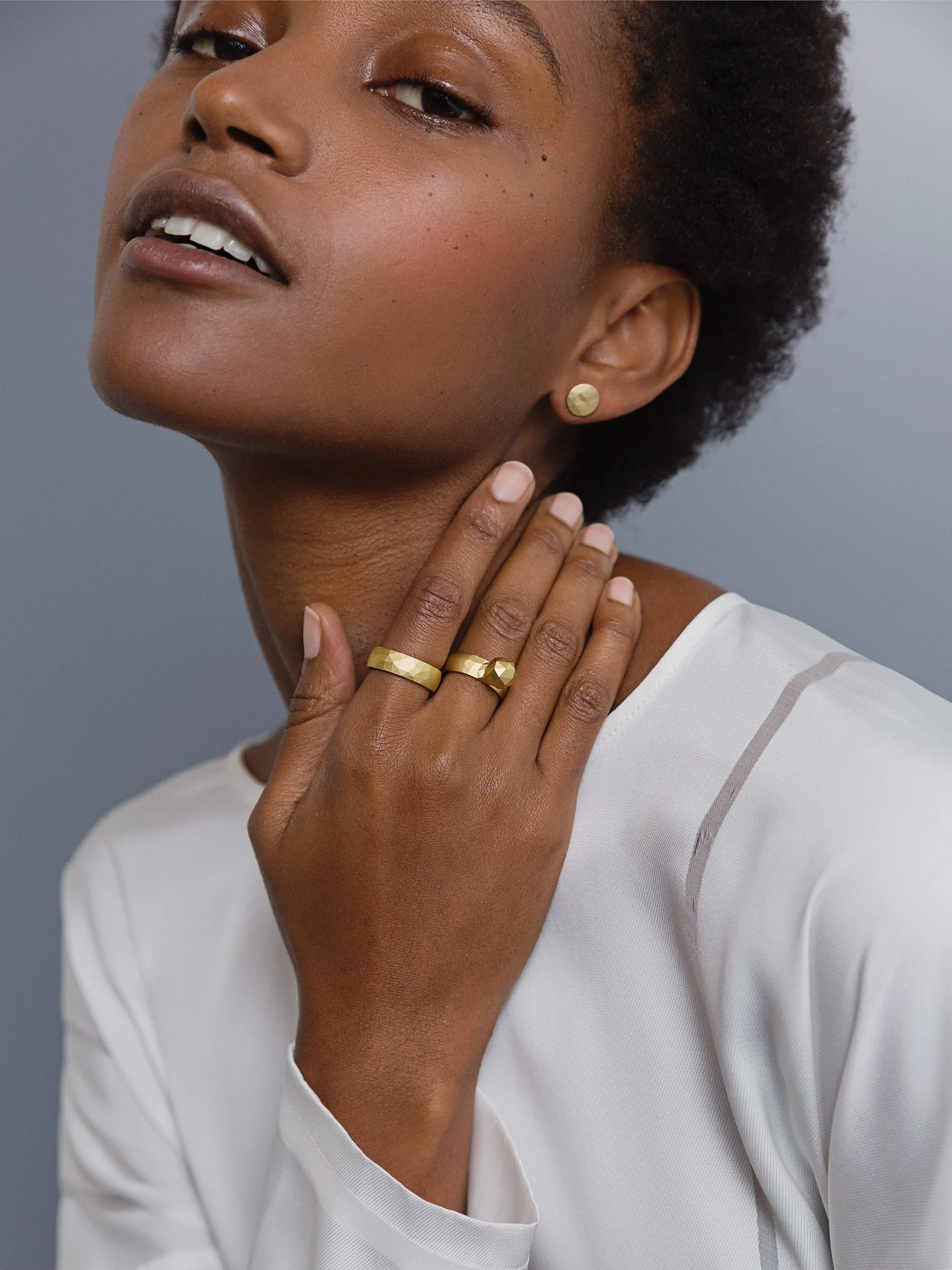 Schmuckstücke der Facets Kollektion getragen am Model - nachhaltig gefertigter Goldschmuck im modernem Design