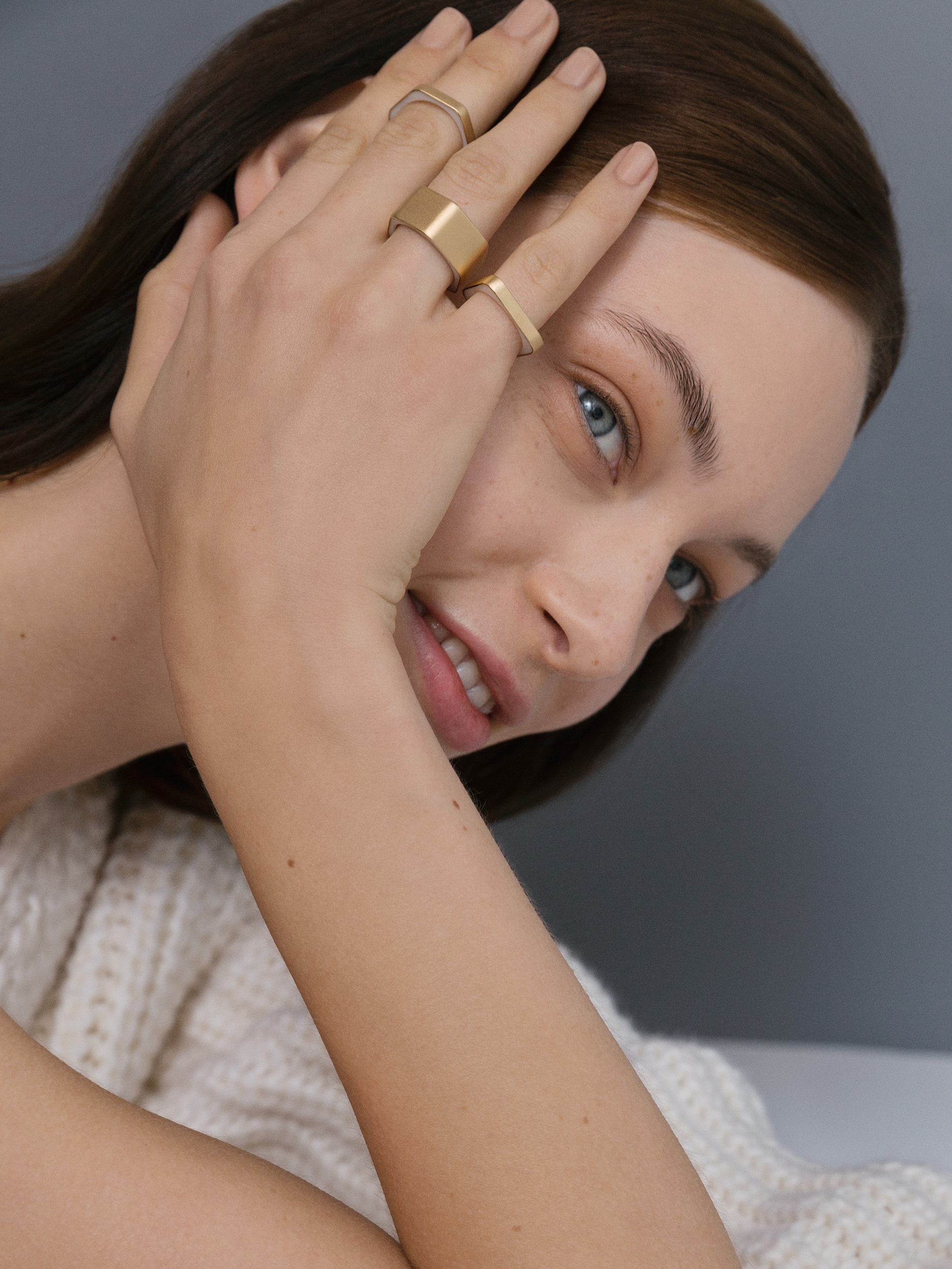 Ringe der Frames Kollektion getragen an der Hand - nachhaltiger Statement Schmuck aus Fairtrade Gold