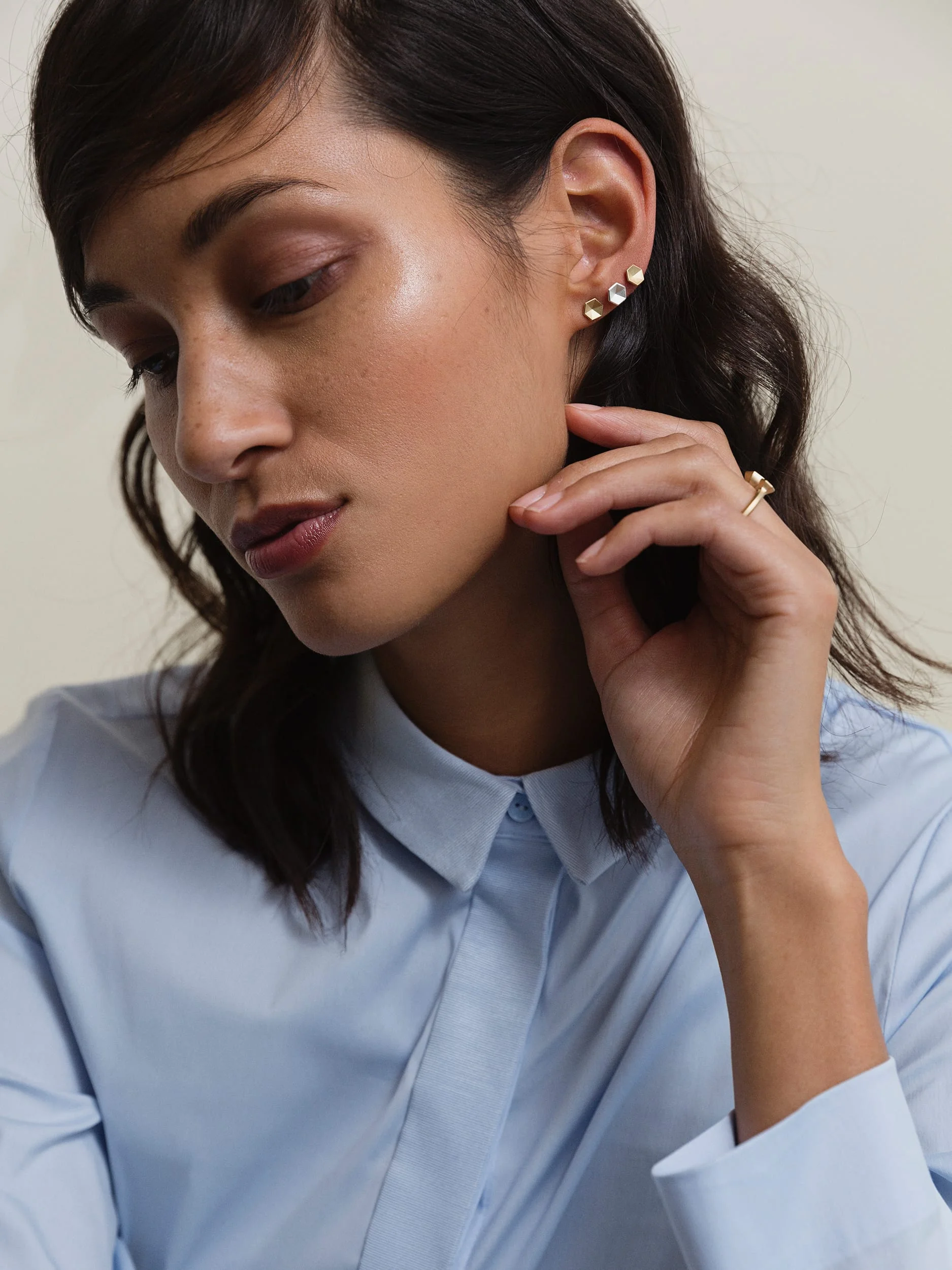 Mehrere Transitions Ohrstecker No.2 getragen am Ohr - nachhaltig gefertigter Ohrschmuck