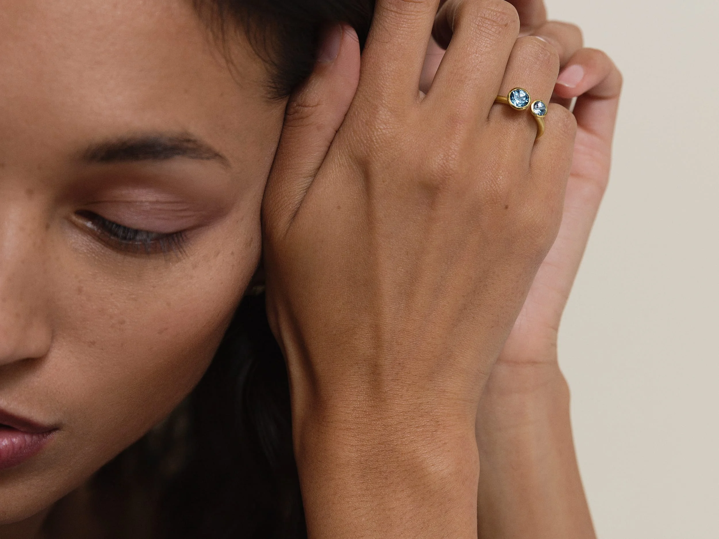 Transitions Ring No.3 mit laborgezüchteten Aqua Spinalen getragen am Finger - nachhaltig gefertigter Fairtrade Gold Schmuck