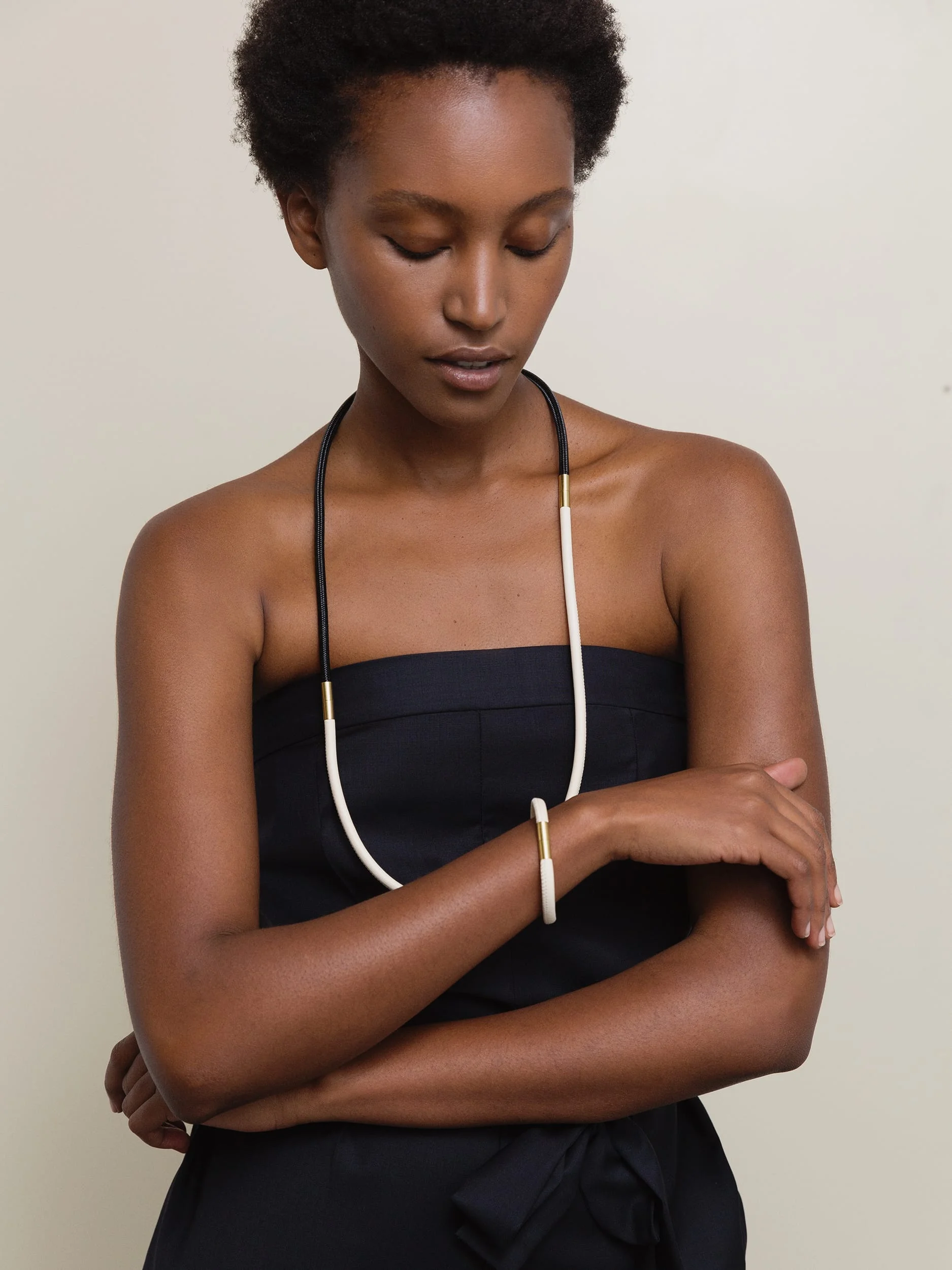 Woven System Kollier und Armband getragen am Model -nachhaltiger  Statement Schmuck gefertigt in Deutschland