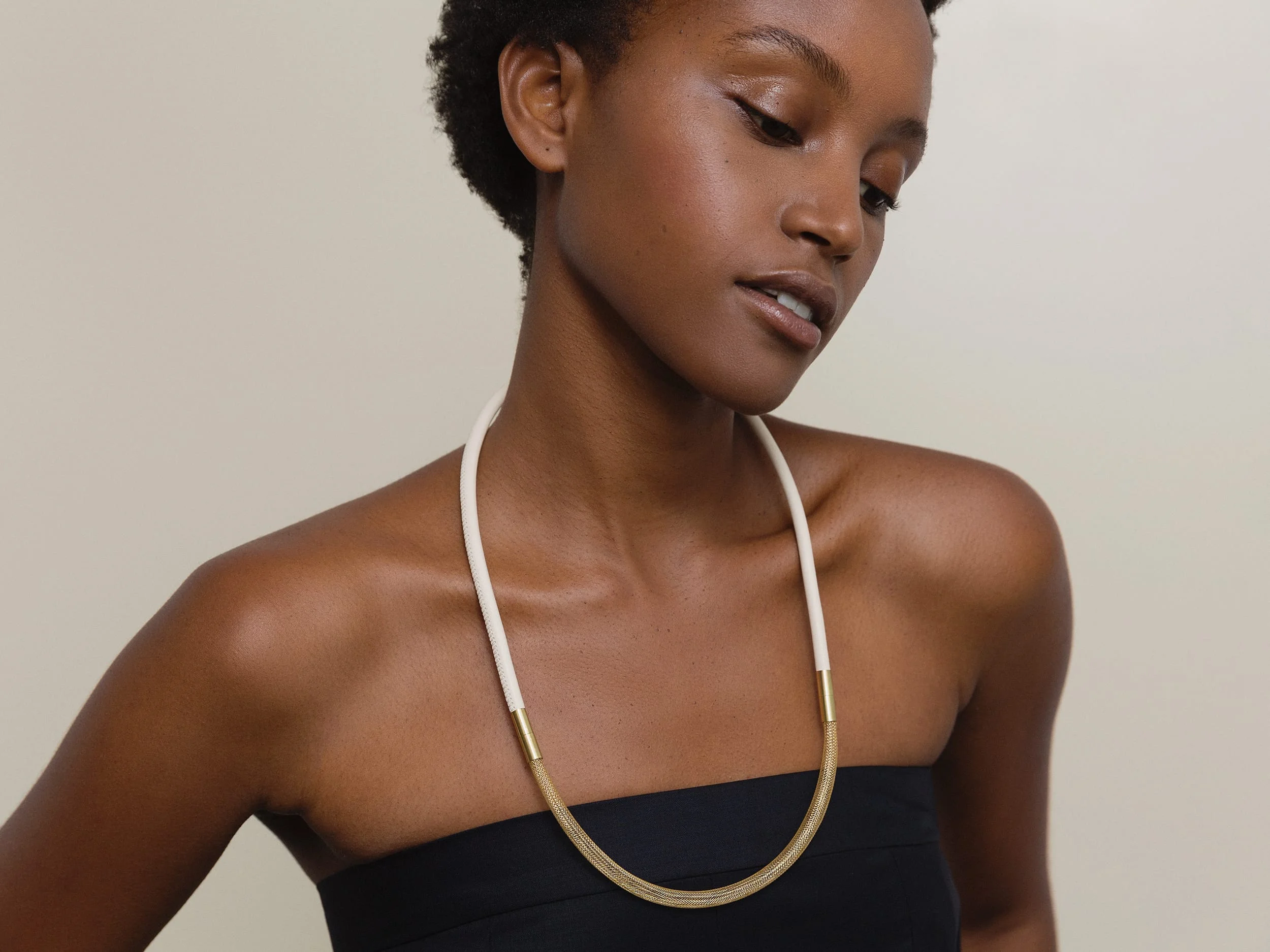 Woven Leder Collier kombiniert mit Woven Gold Verlängerung - Fairtrade Gold Schmuck in modernem Design