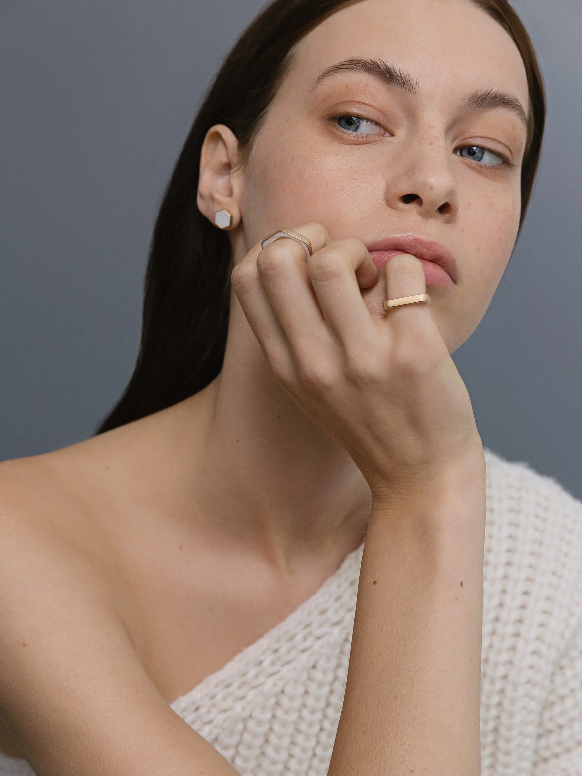 Schmuck der Frames Kollektion getragen am Model - Schmuck aus Fairtrade Gold und weißer Keramik