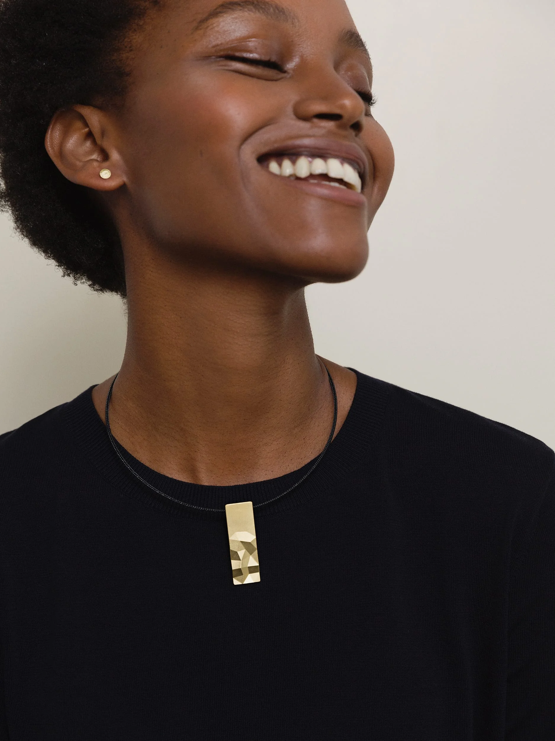 Facets Colier getragen am Model - Statement Halsschmuck gefertigt aus Fairtrade Gold