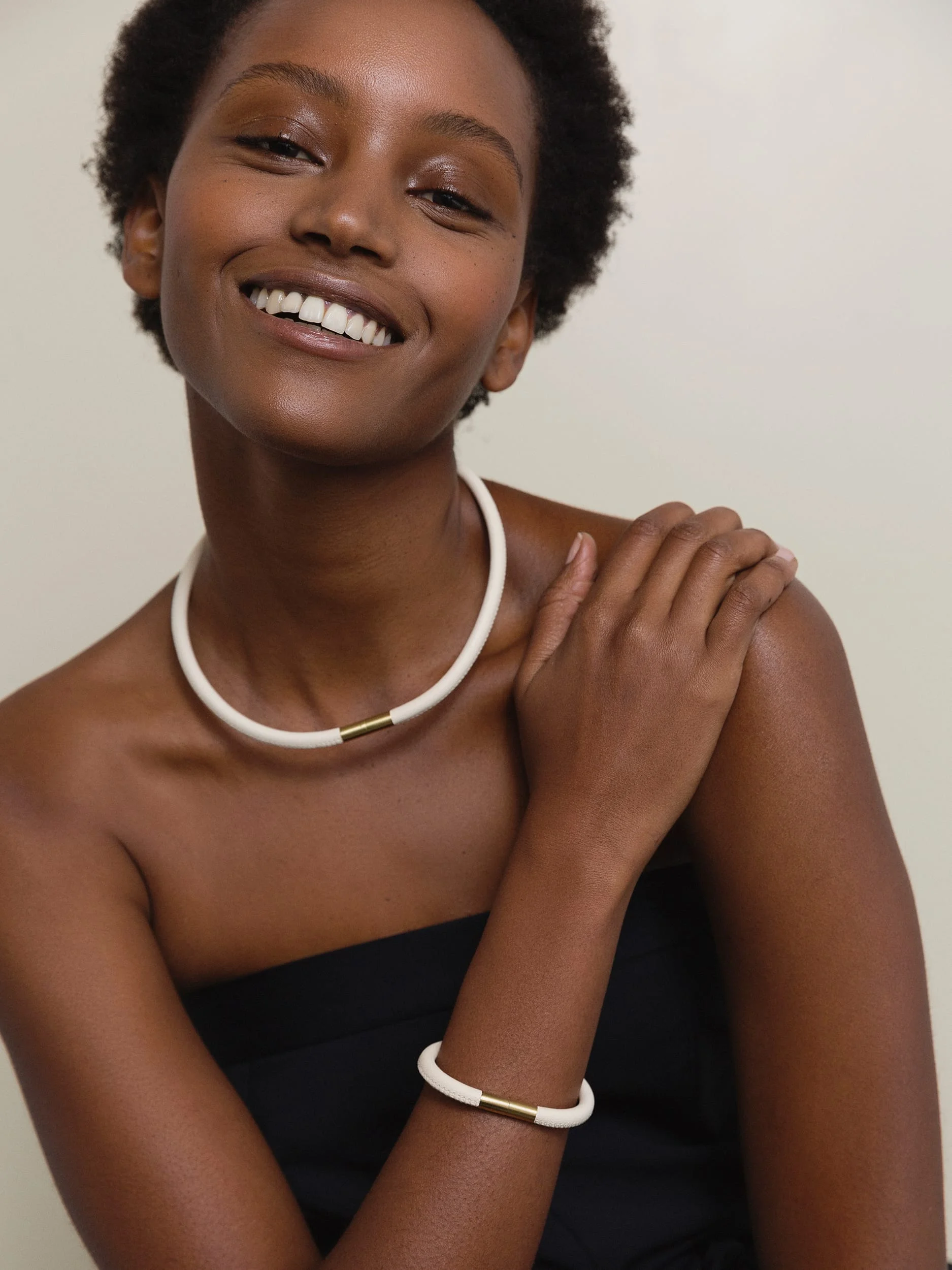 Set aus Woven Ledercollier und Lederarmband getragen am Model - Statement Schmuck aus Berlin