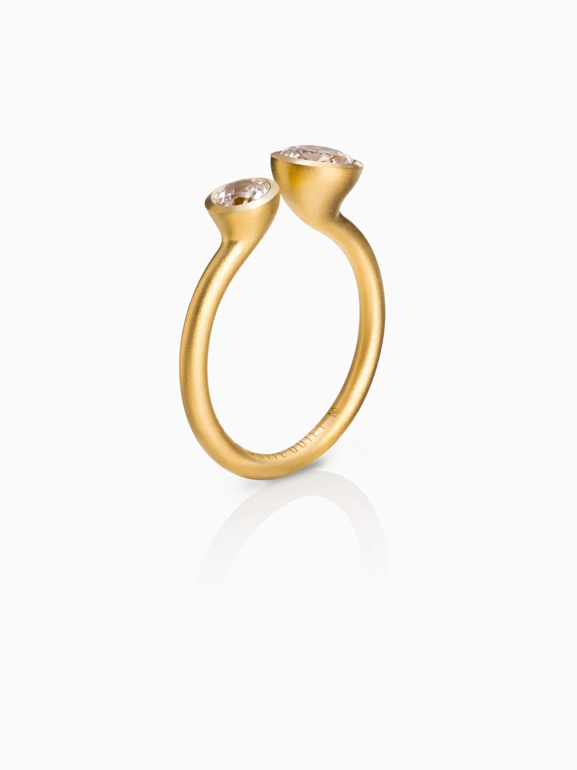 Quite Quiet Transitions Ring Fairtrade Gold with Lab-grown White Sapphire Perspective