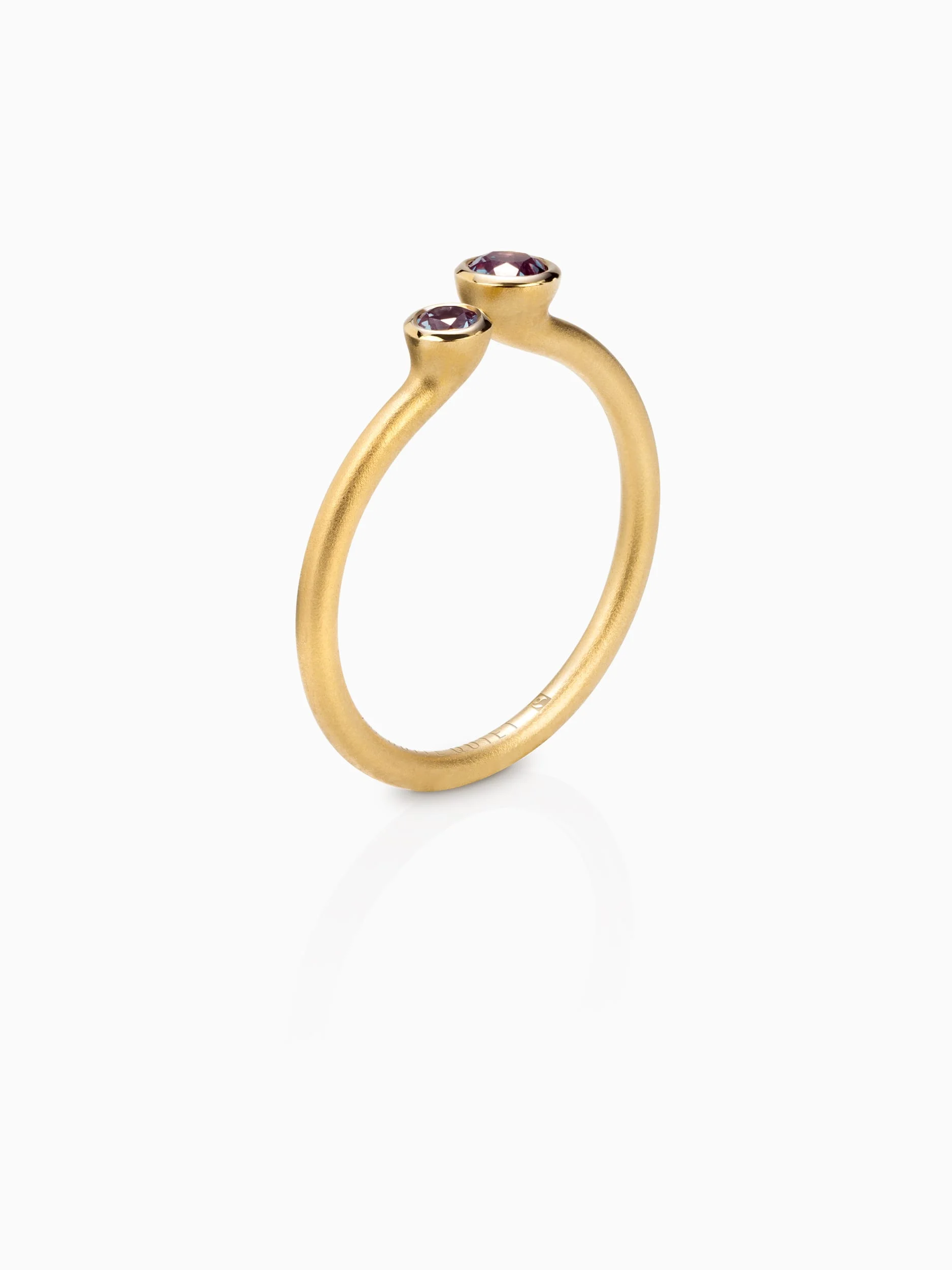 Quite Quiet Transitions Ring Slim with Lab-Grown Alexandrite Fairtrade Gold Perspective
