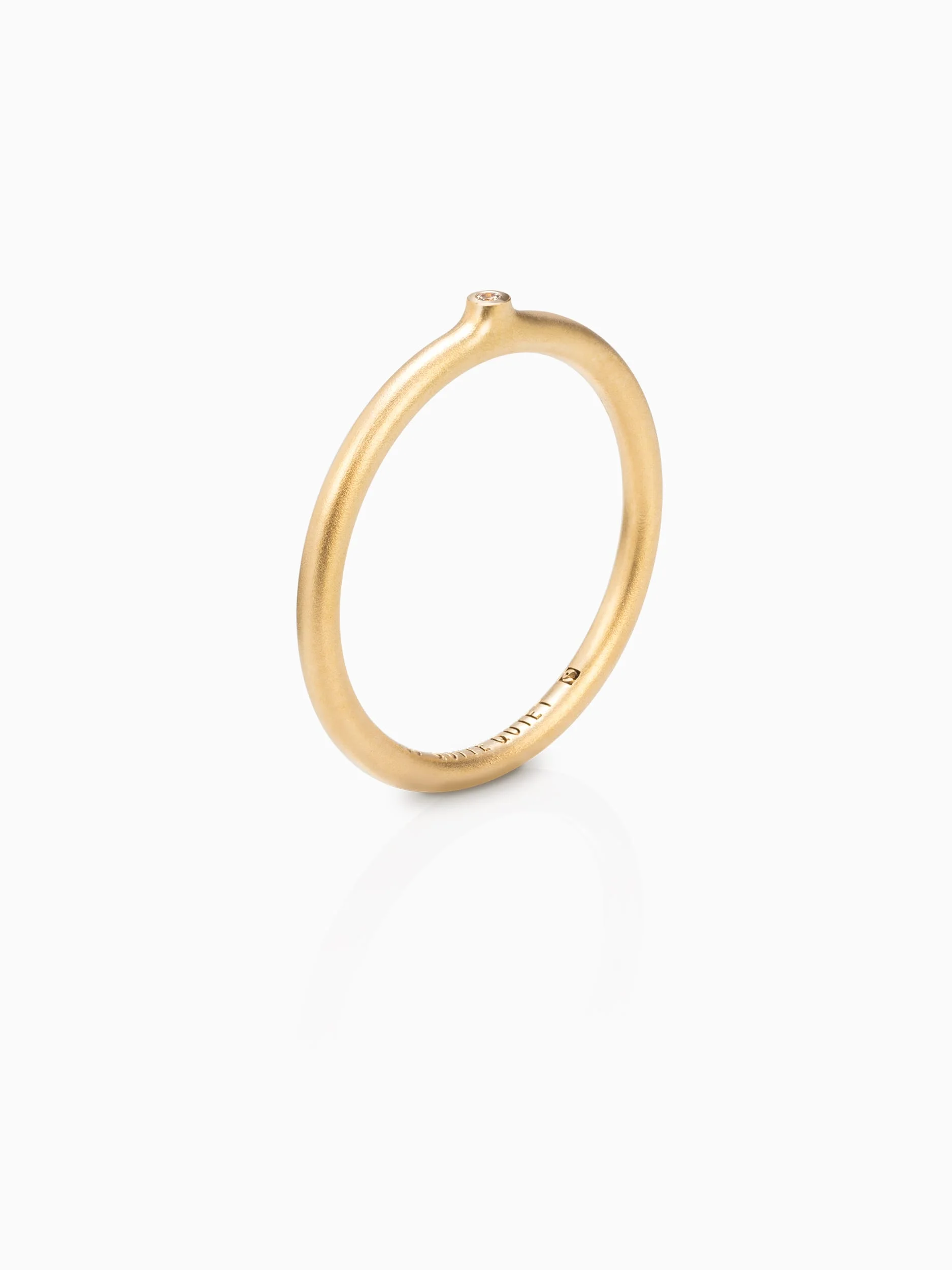 Quite Quiet Transitions Ring Round Closed Slim Fairtrade Gold with Lab Grown White Sapphire Perspective