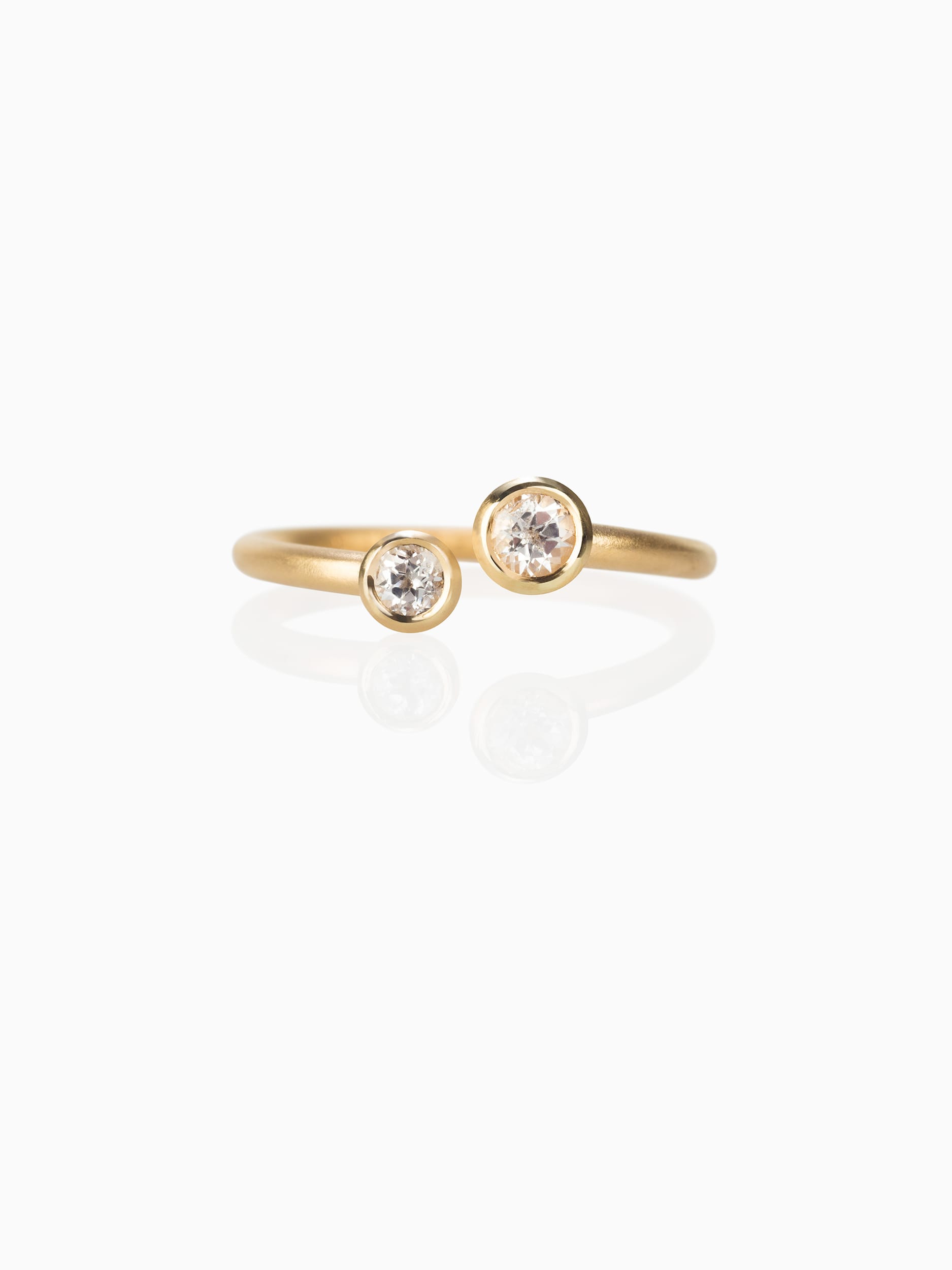 QuiteQuiet_Transitions_RingNo5_FairtradeGold_WhiteSapphire_Top_Transparent_sRGB.jpg