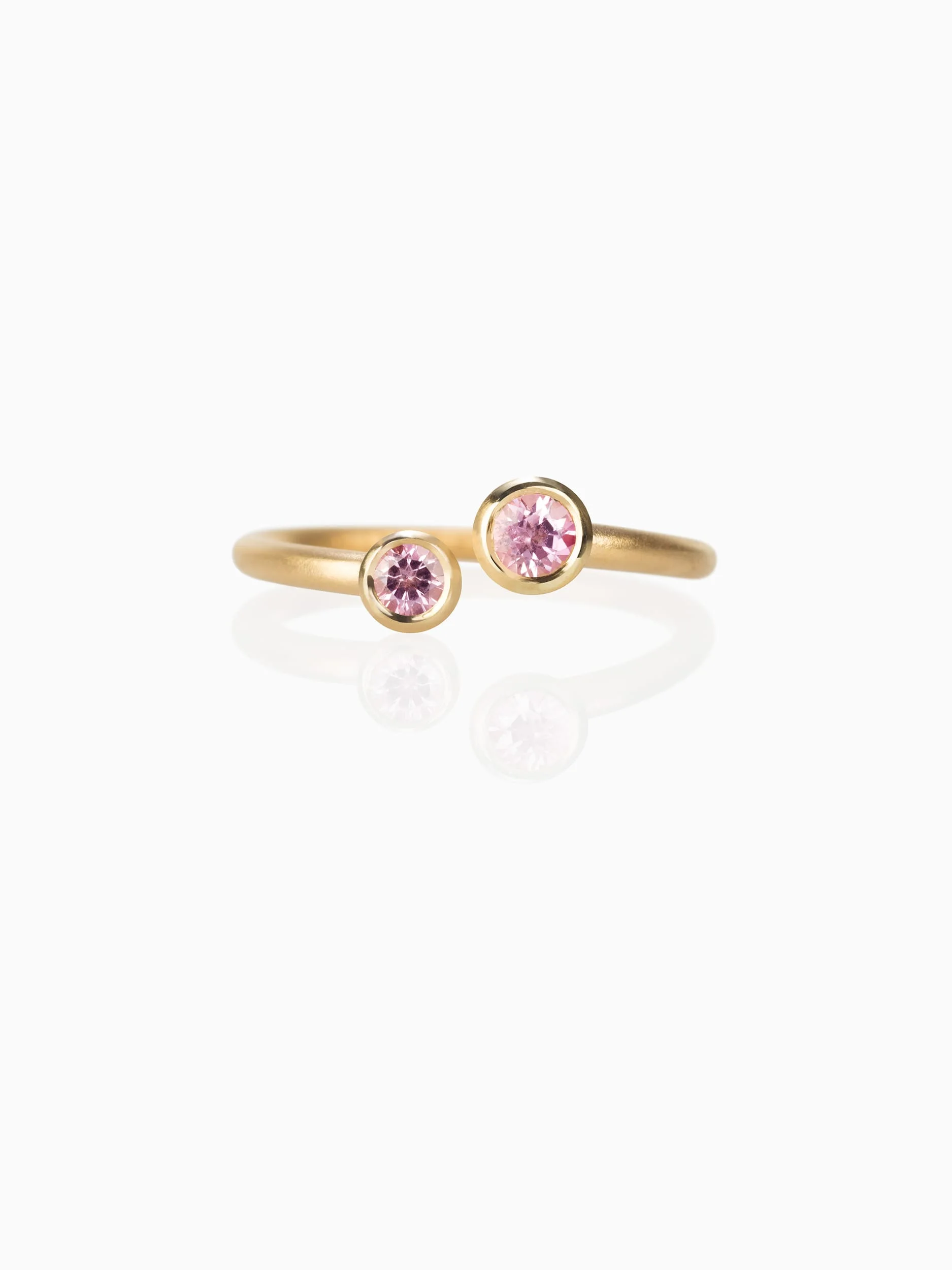 QuiteQuiet_Transitions_RingNo5_FairtradeGold_PinkSapphire_Top_Transparent_sRGB.jpg