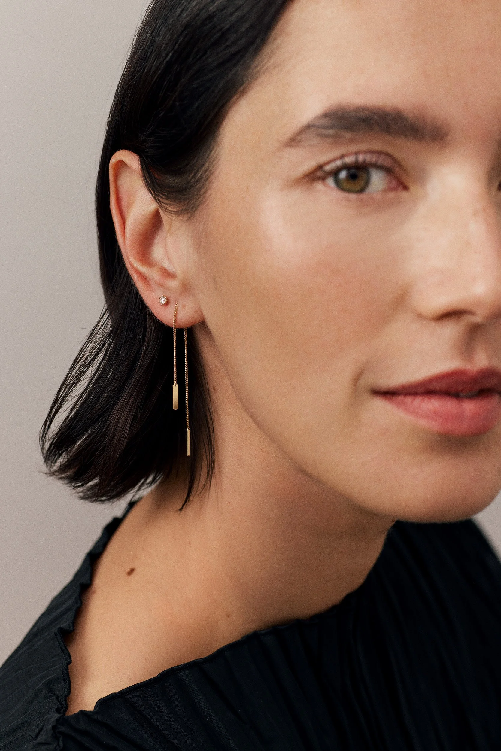 Little Things Kettenohrhänger getragen am Ohr - zeitloses Design in Fairtrade Gold