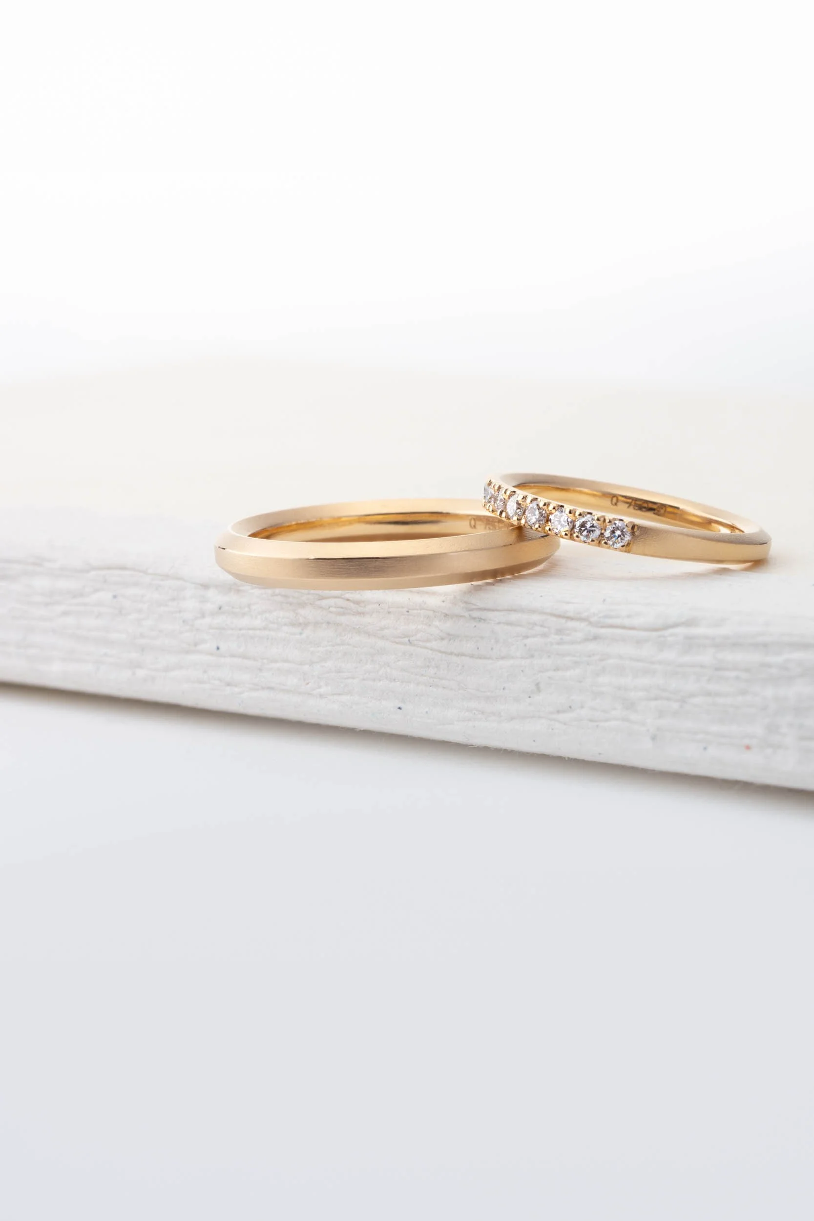 Minimalistische Trauringe mit laborgezüchteten Diamanten - gefertigt aus Fairtrade Gold