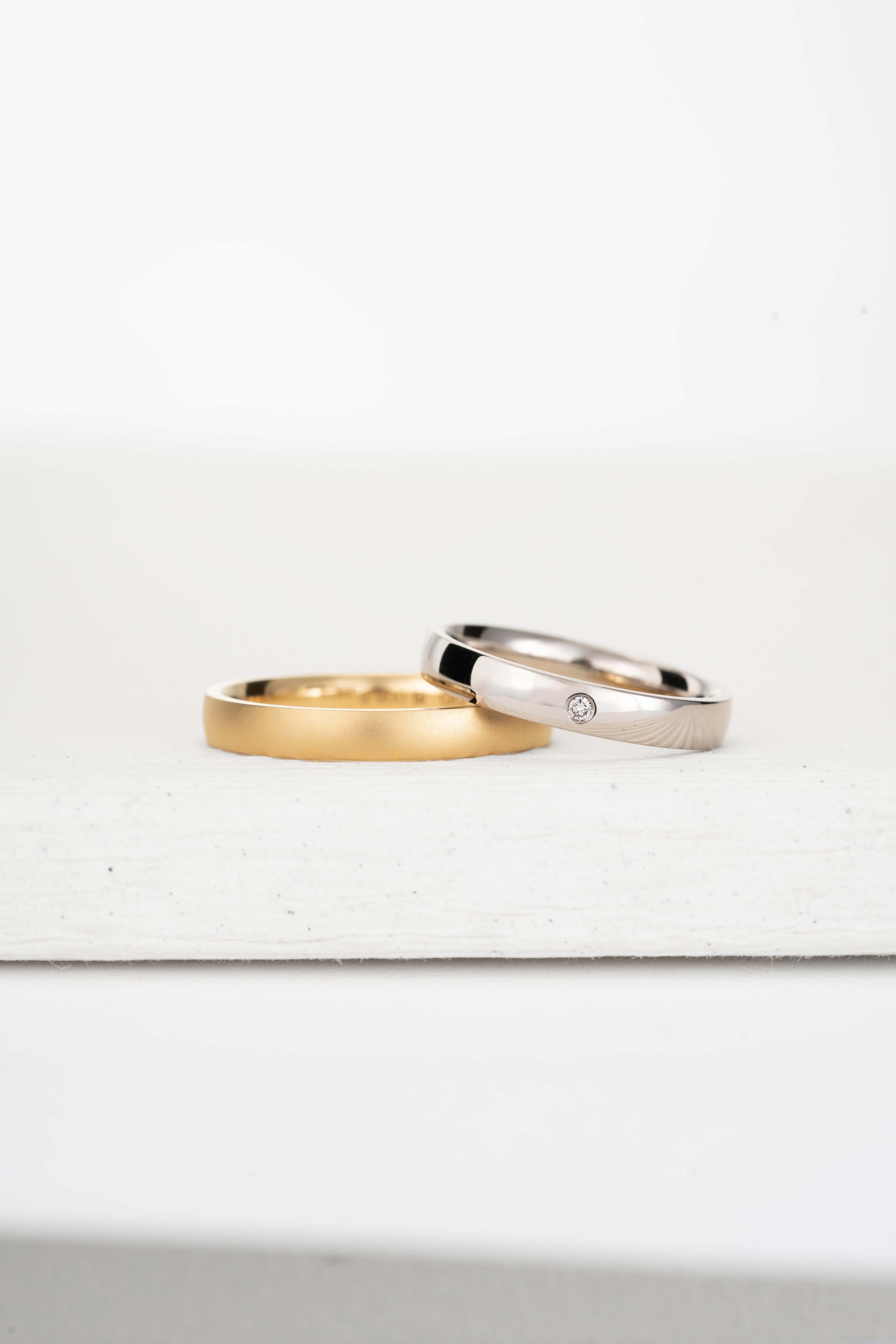 Ungleiches Trauringpaar mit laborgezüchtetem Diamanten - Eheringe aus Fairtrade Gold, nachhaltig gefertigt