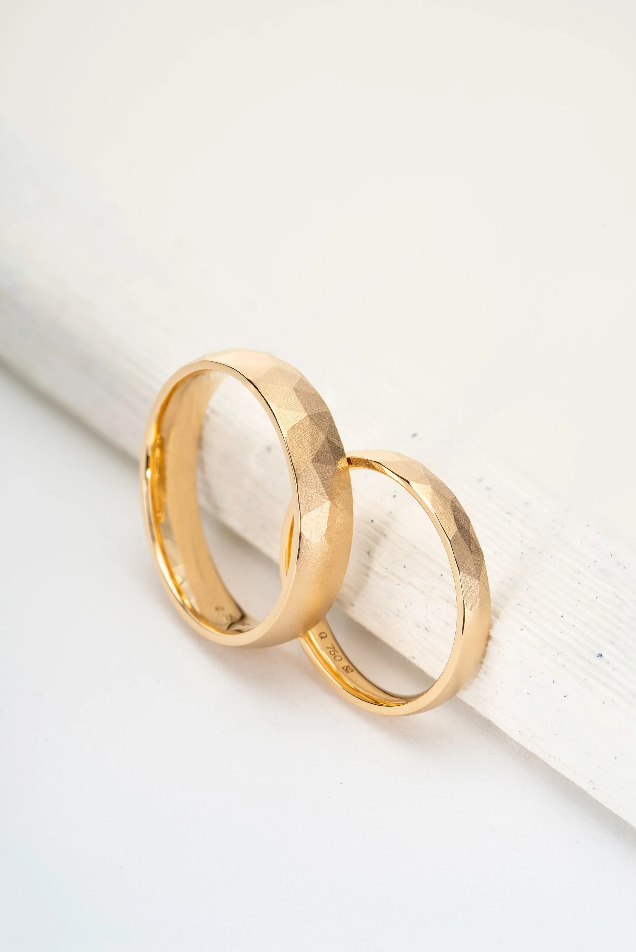 Trauringpaar mit facettierter Oberfläche - Eheringe aus Fairtrade Gold handgefertigt in Deutschland