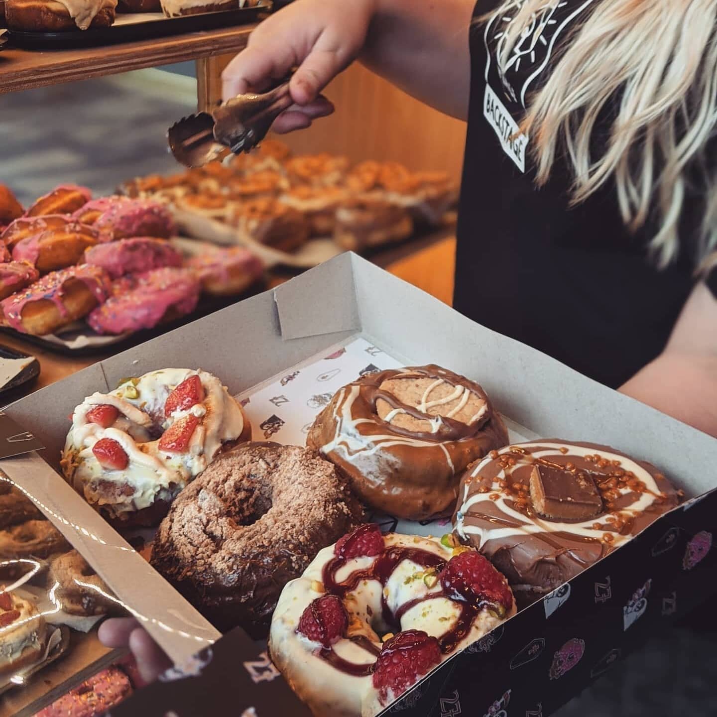 Let your imagination run riot with custom printed food service paper - any design, any colors, any size! Customized specially for your products. ⠀
⠀
#donuts #cafe #donutlove #donutbox #donutsfordays #donutsofinstagram #donuts🍩 #brandedfoodwrap #food