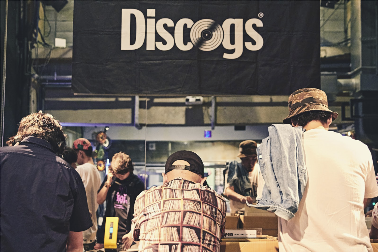 Music fans browse vinyl records for sale at Discogs’ Crate Diggers Record Fair in Tokyo on September 2, 2017. Photo credit: Takumi Yamamoto.
