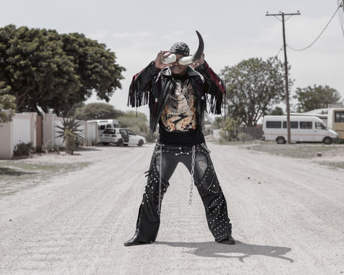Botswana, Gaborone, 2015, Retrato de 27 anos "Cybok": "Trabalho como segurança, comecei a ouvir heavy metal em 2008, gostava da forma como os metaleiros se vestiam e se comportavam".
