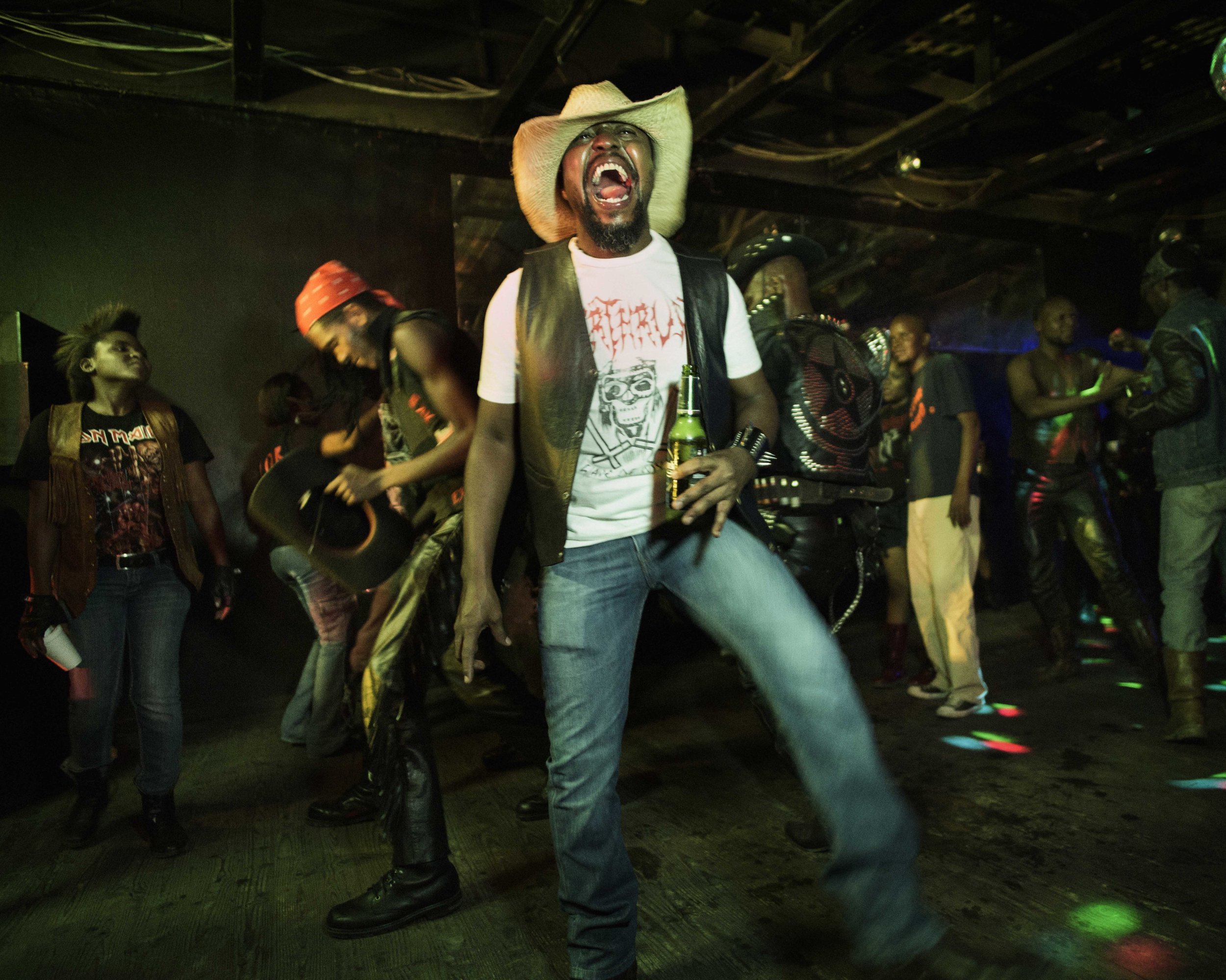 Botswana, Gaborone, dezembro de 2015, Rockers curtindo um show de Remuda, Barren Barrell e Skinflint, 3 bandas de heavy metal do Botswana no Club Zoom.