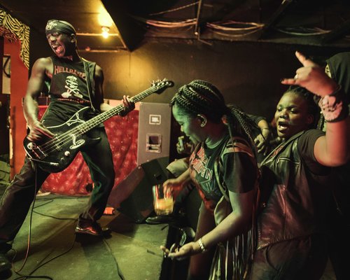 Botswana, Gaborone, dezembro de 2015, Rockers curtindo um show de Remuda, Barren Barrell e Skinflint, 3 bandas de heavy metal do Botswana no Club Zoom.