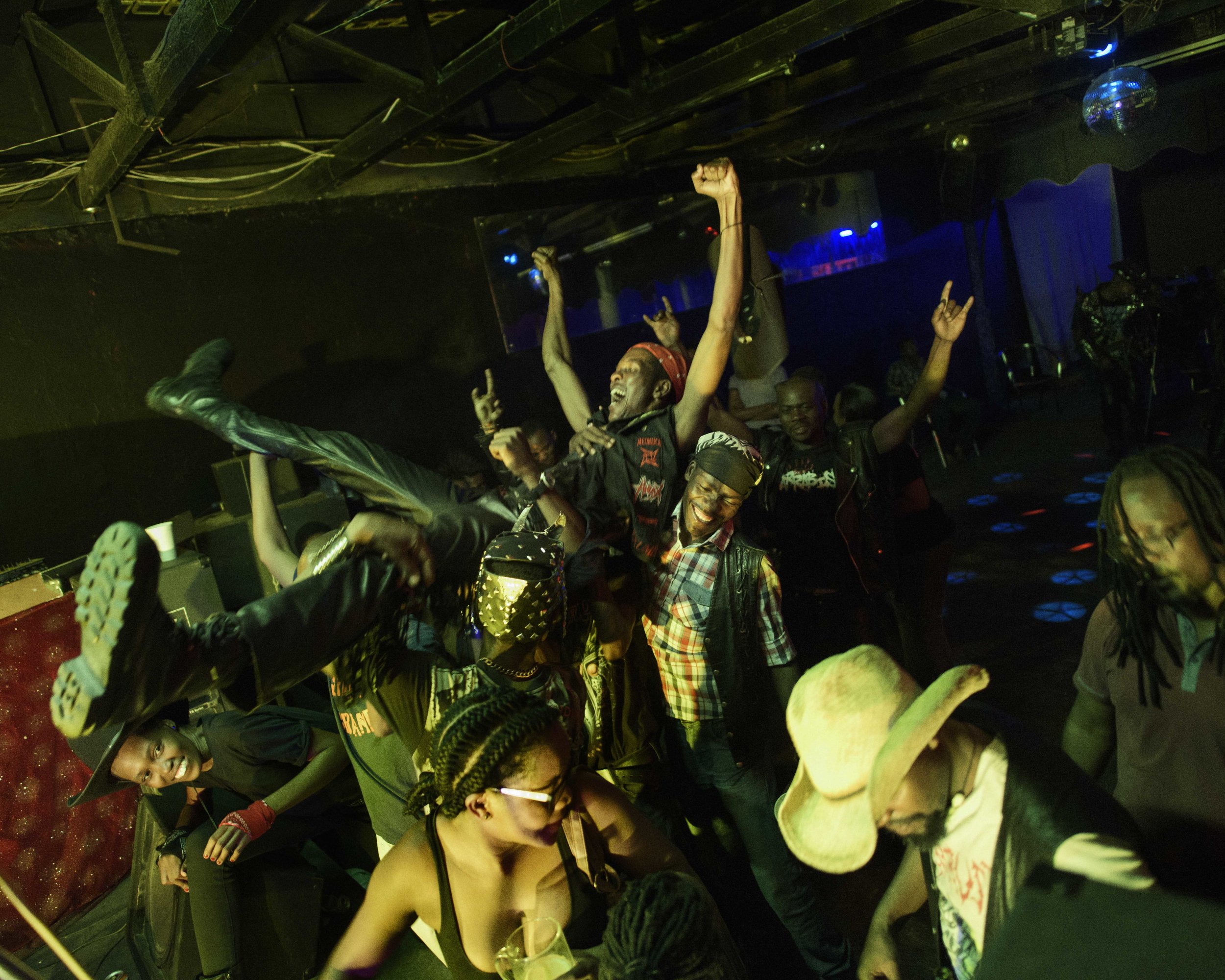 Botswana, Gaborone, dezembro de 2015, Rockers curtindo um show de Remuda, Barren Barrell e Skinflint, 3 bandas de heavy metal do Botswana no Club Zoom.