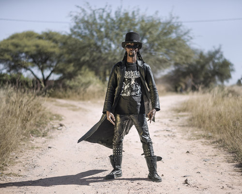 Botswana, Ghanzi, maio de 2017, Tshepho Kaisara aka "Dawg", guitarrista do Overtrust e baixista do Raven In Flesh.