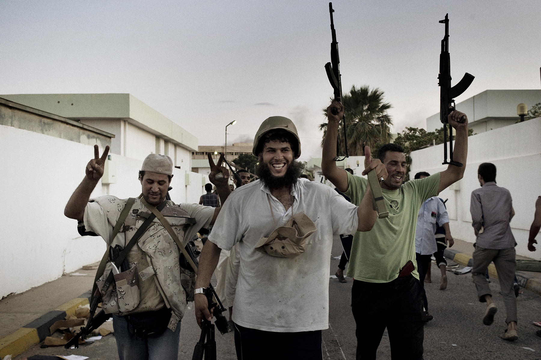 Rebels †inside the Bab al-Aziziya compound †looting guns 