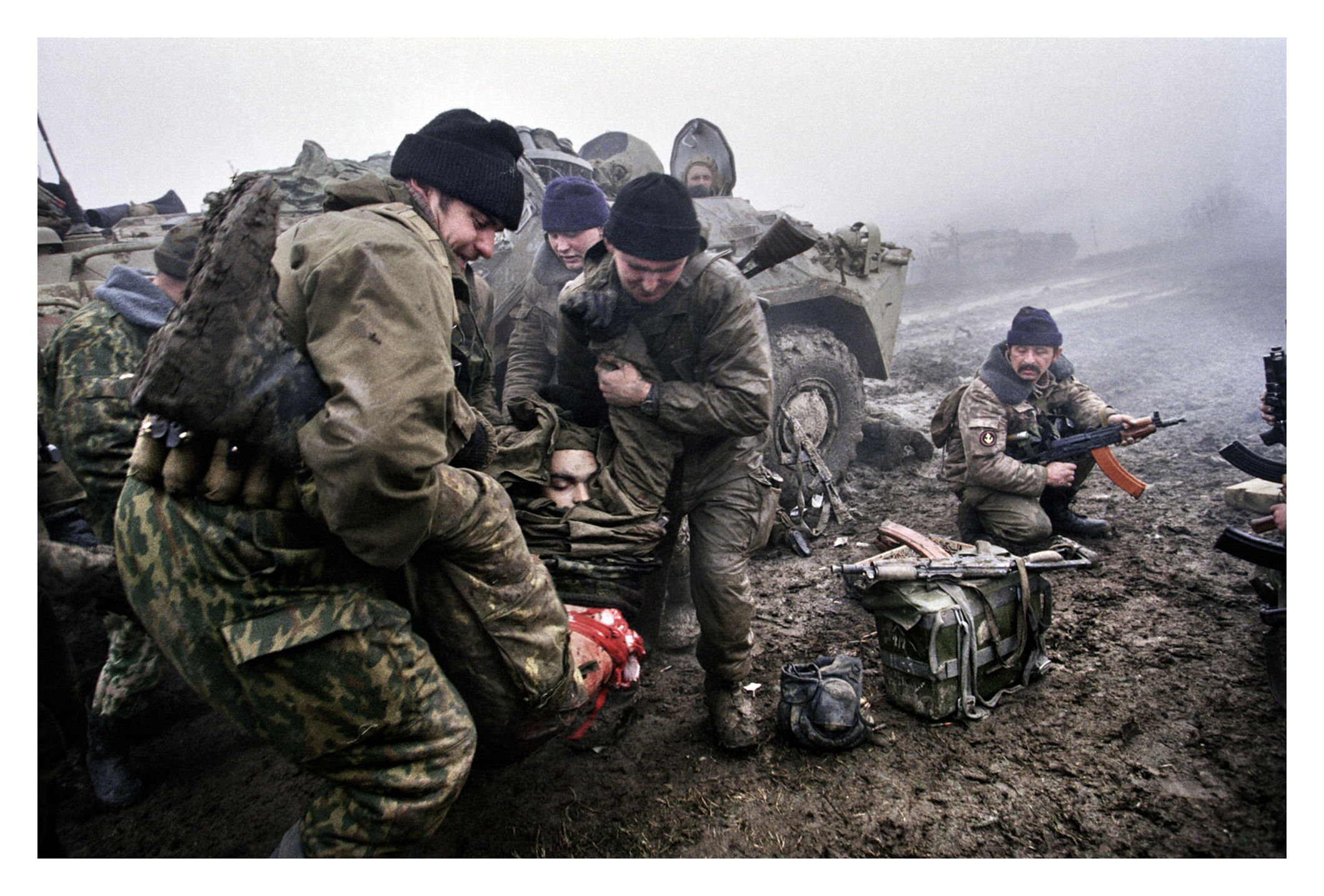 Сколько солдат погибло при штурме авдеевки. Раненые солдаты в Чечне 1995. Взятие Грозного 1995 морпехи. Солдаты в Чечне 1995 в грязи.