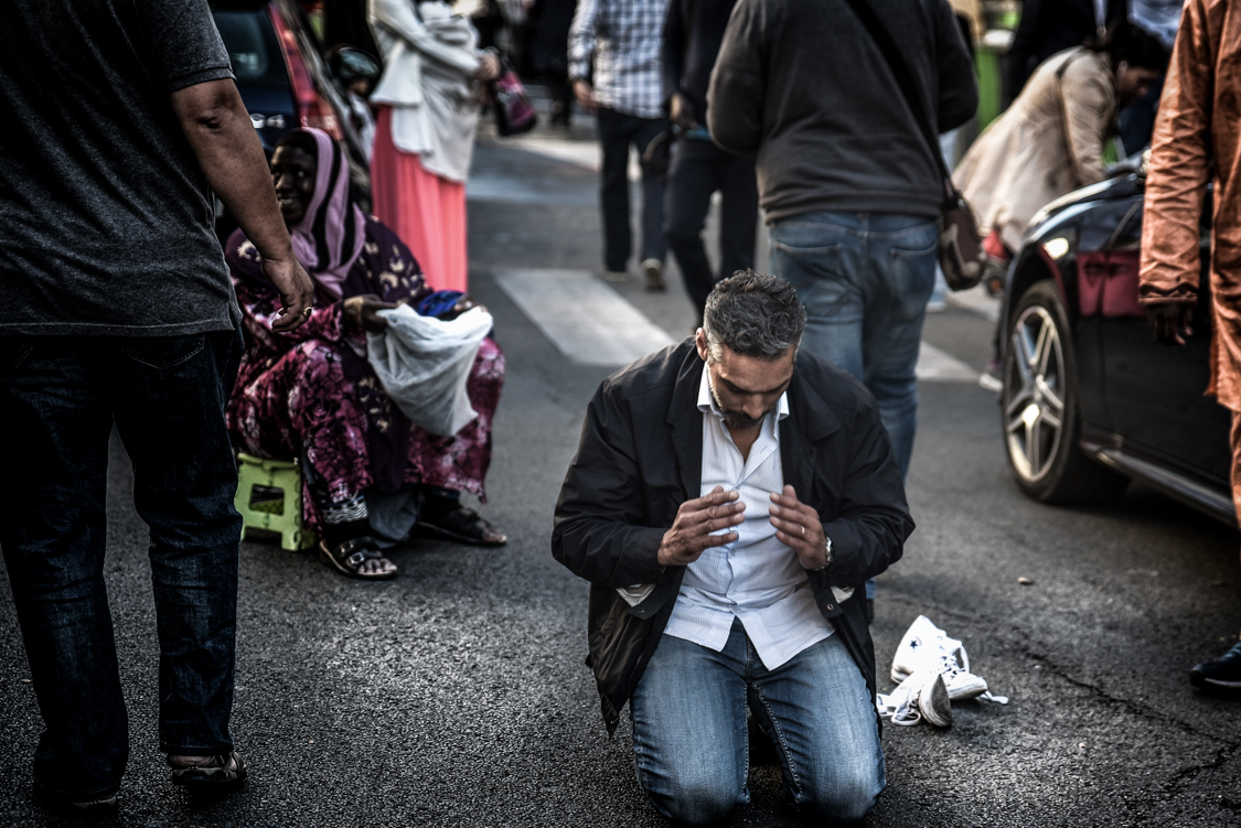  On the morning of the Eid el Kebir, one of the most important celebration for the Muslim community, a man arrives late for the morning prayer at the Grande Mosque in Paris, and ends up praying on the street. 