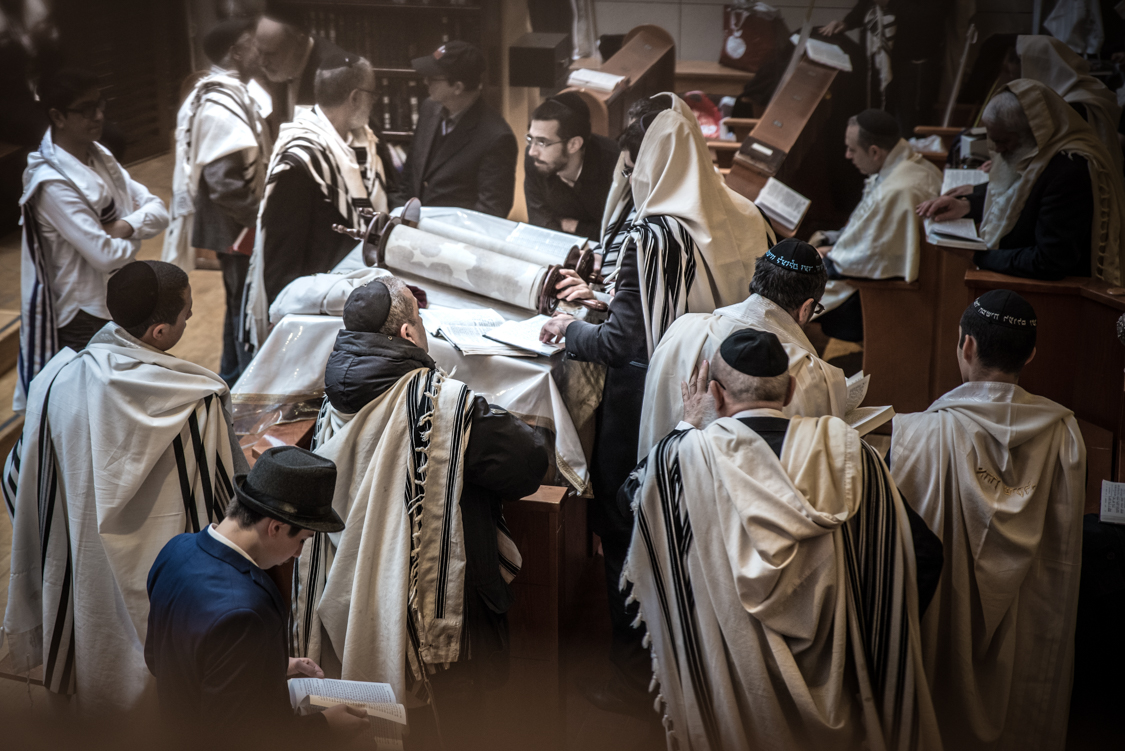  Men from the Loubavitch community go to the synagog up to several times a day. Women are separated from them during prayer and other important celebrations such as weddings or Bar Mitzvahs. 
