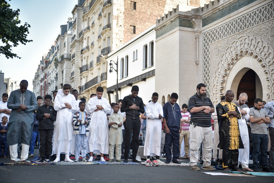  Hundreds of men are forced to pray on the street on Eid el Kebir's day because of the lack of space in the mosque. In Paris, there are less than 25 mosques for the entire muslim community. 