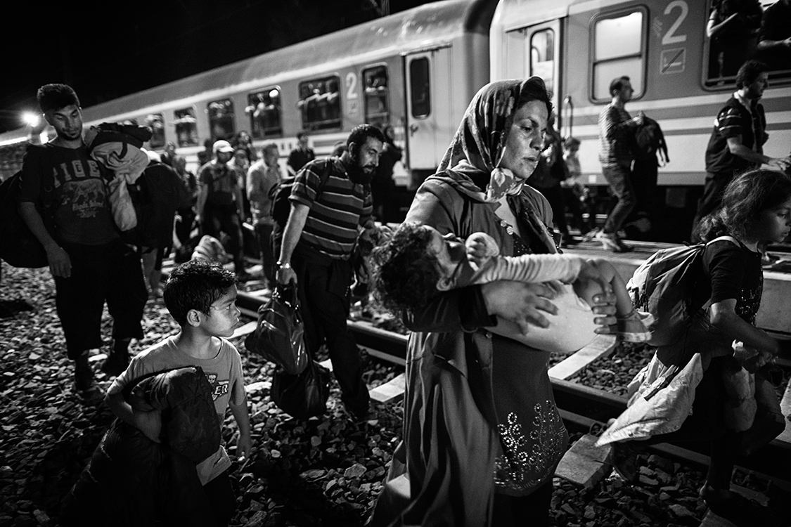  The fence erected on September 2015 on the border between Serbia and Hungary  had the effect of deriving the flow of migrants. They must now pass further west through Croatia. In a few days, thousand of them have gone through the Tovarnik train stat