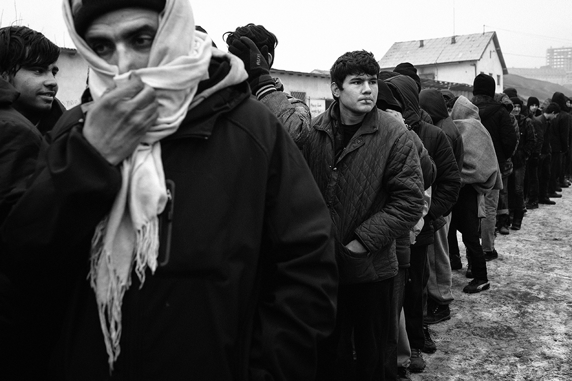  Every day, at 1 pm, hundreds of refugees line up to eat a hot meal under the eyes of a small team of Serbian police officers. Volunteers from all over Europe distribute nearly 1,000 meals a day.  