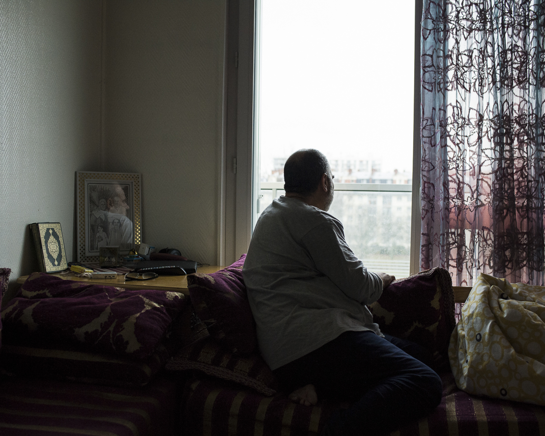  Ahmed is living in  front of the ring road since 1997. He has no health problem, but thinks that it comes later, as the asbestos scandal. He is never opening the window, except to clean it every week. They get dirty very quickly -he says- and the di