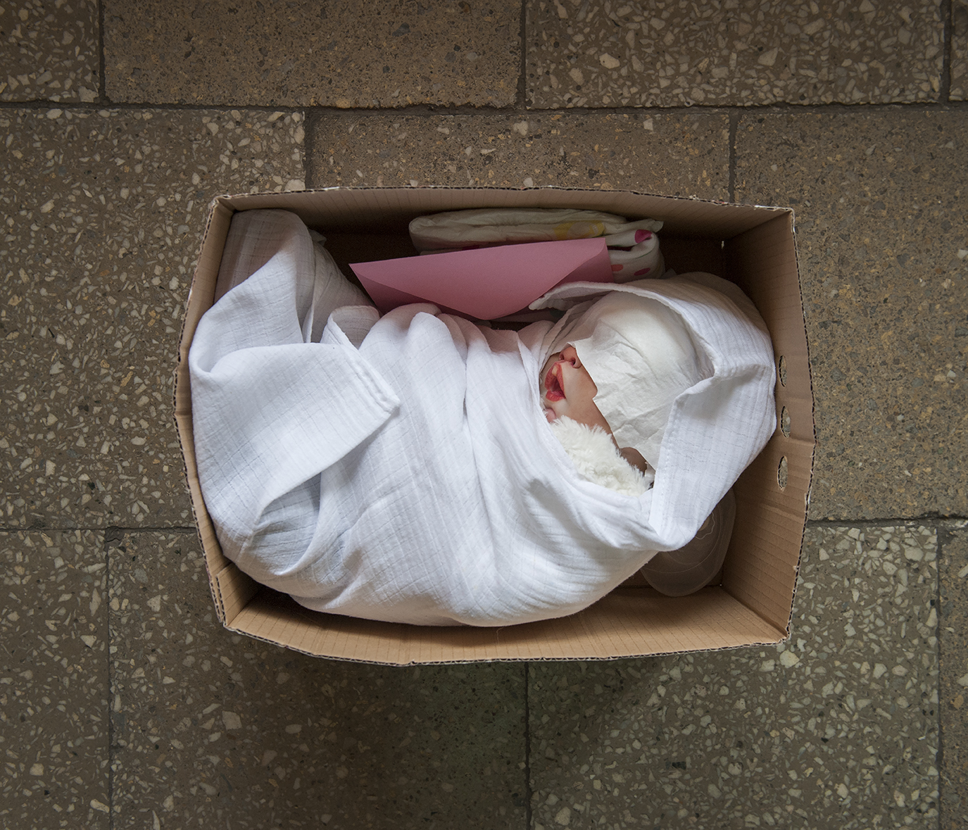 The new reborn doll is packed and ready to be sent to a new "mummy". The package includes a birth certificate and layette. The box opening ritual is very important for new doll owners. Many women film this moment and share it on YouTube and reborn d