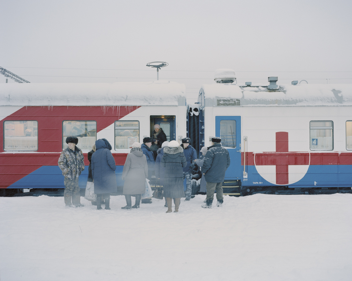  Patients wait at the entrance
to the registration carriage
at the beginning of the train.
In November 2016 outside
temperatures reached until -38°
Celsius.

Kuragino, Krasnoyarsk Krai,
Russia, 12.11.2016. 