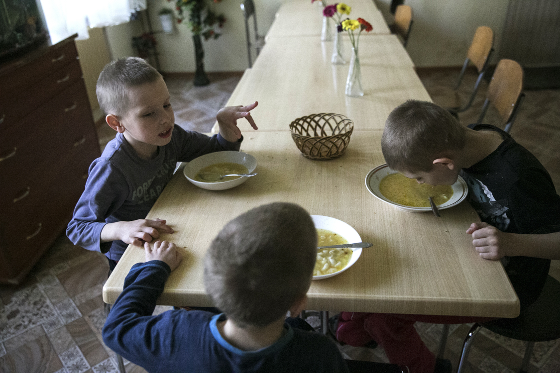  Children have a separate
dining room. Only older kids
are allowed to eat from time
to time in the kitchen with
parents. Blood brothers Ilya,
6, Andrey, 8, and Sergey, 6,
are having lunch after the
returning from school and
kindergarten. May, 2016 