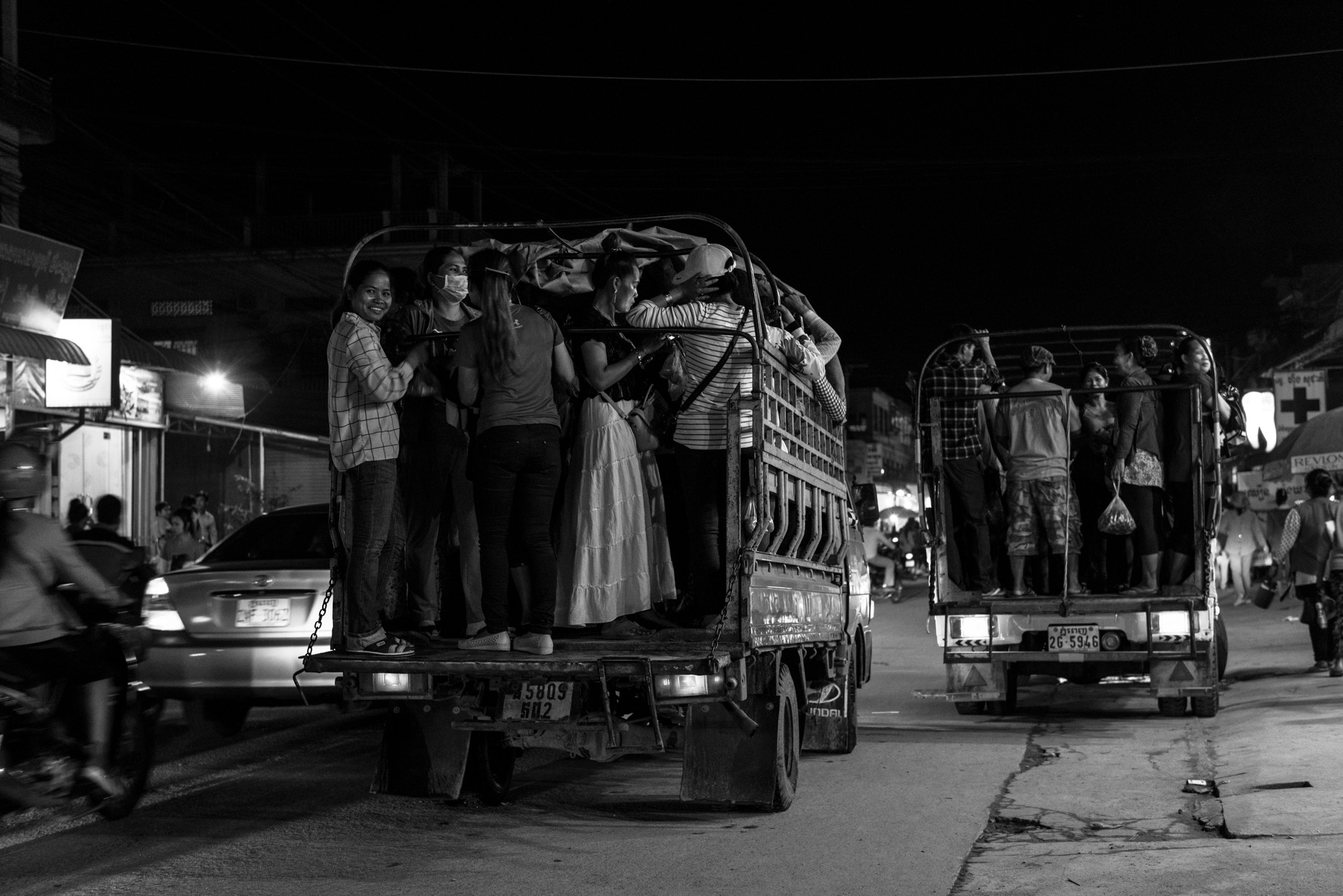  « 6 pm - Garment
workers after a long
day of work use the
swinger truck to
commute back to
their home village
from the outskirts
of Phnom Penh. On
average workers
commute 20 to
40 km to factories
everyday. » 