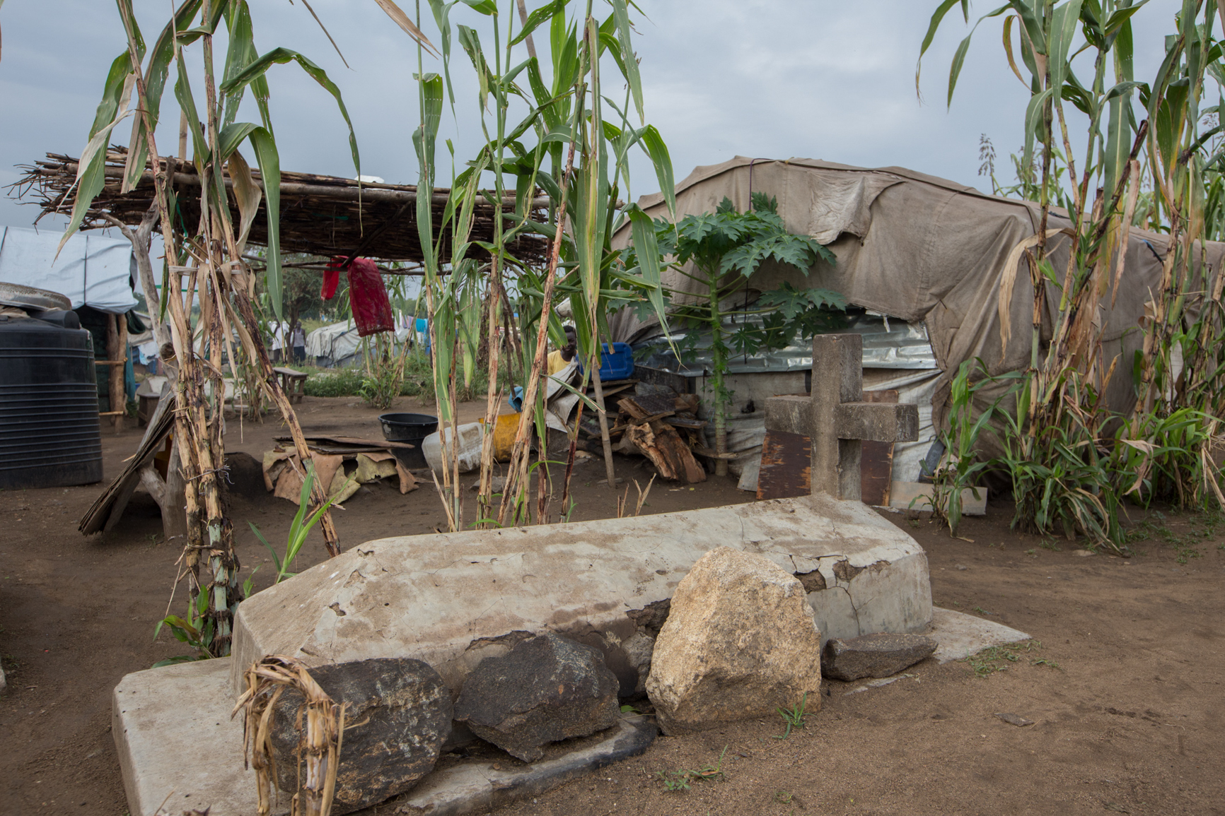  Hundreds of IDPs are living at a cemetery in Juba, the capital of South Sudan. 
