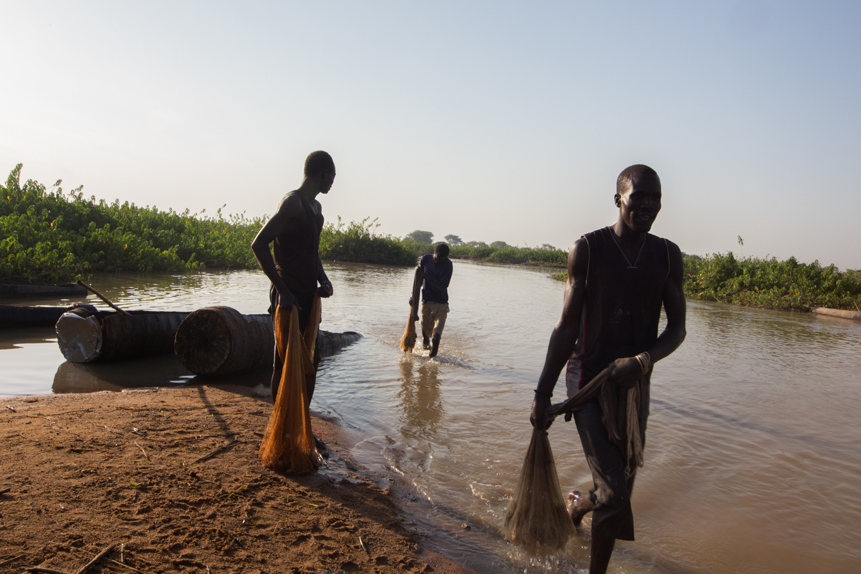  Fishing has always been one of the major food source as the food crisis becoming more severe with the beginning of the dry season. Every day fishermen gathers by the river all morning before the massive heat looms down. 