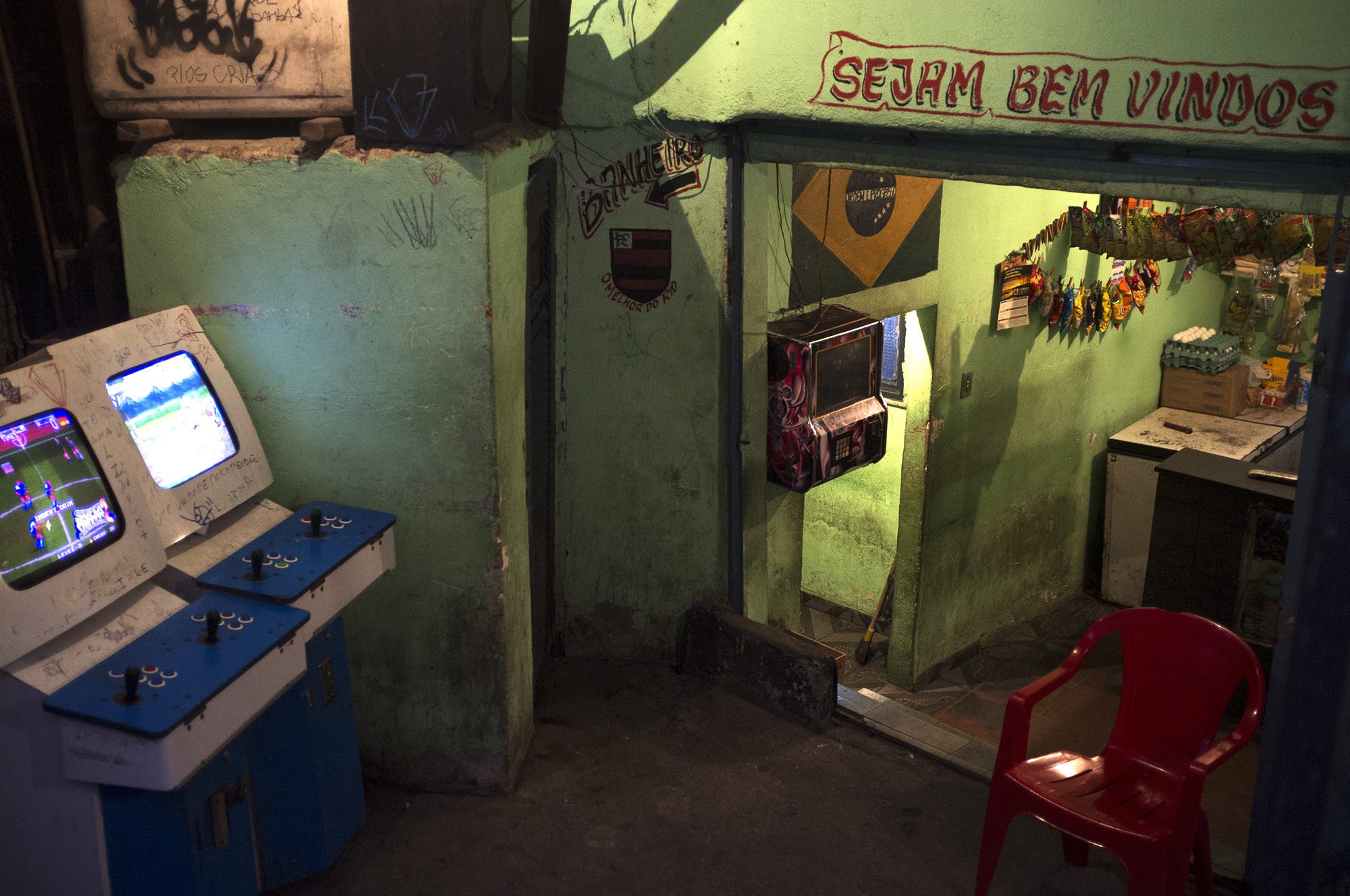  You can find a bar at almost every corner in the favela. It’s a colourfull place where where you can have a drink and play games on the old school Arcade consoles.  