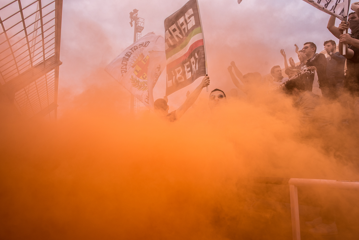  Smoke bombs during the game are also a way of showing off to the opponent group. 