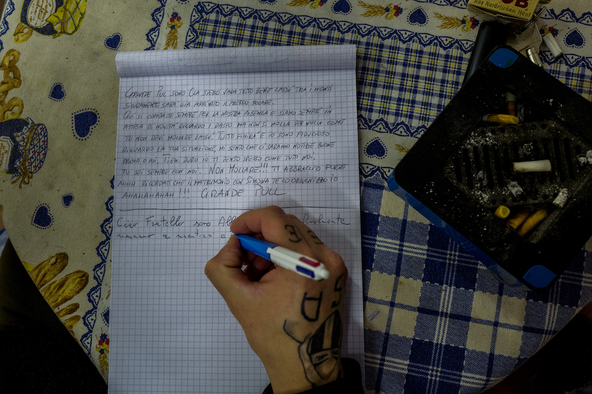  Alberto is writing a letter to Pul, a friend from the group who is now in prison, accused for armed robbery. 