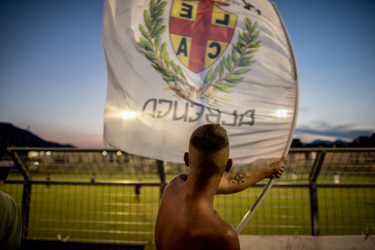  Pul waves the Albenga flag during a game. 
