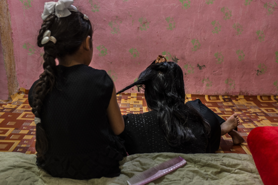  Fatma braids her aunt Shadia's hair. 
Iraq, 02/10/2018 