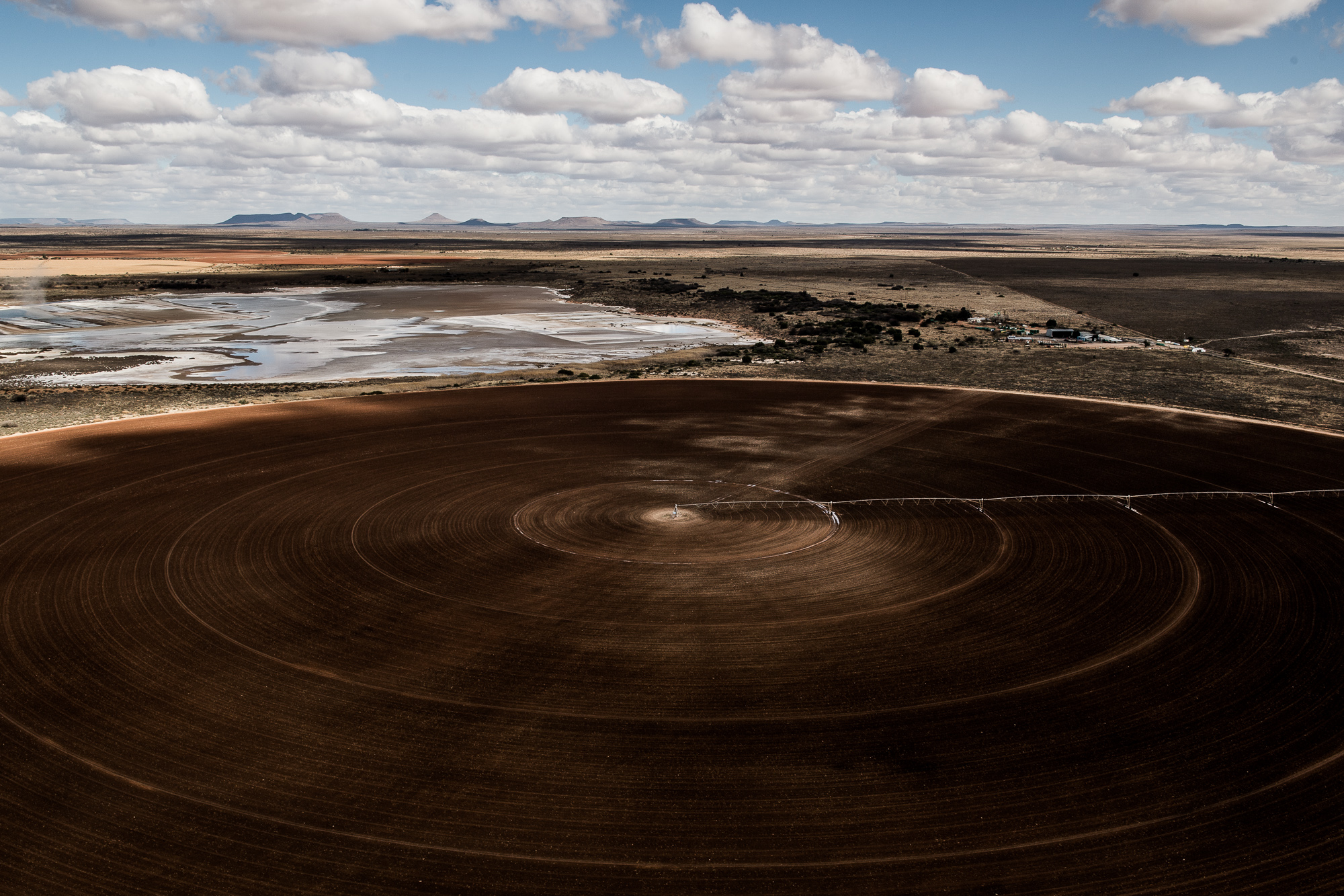  South Africa, Northern Cape, 05.08.2018 // To farm in the Karoo Desert the fields need to be irrigated. Willem, a farmer, is using water from the Oranje River. In a circle pivots are irrigating the fields. The climate allows for two harvests a year.