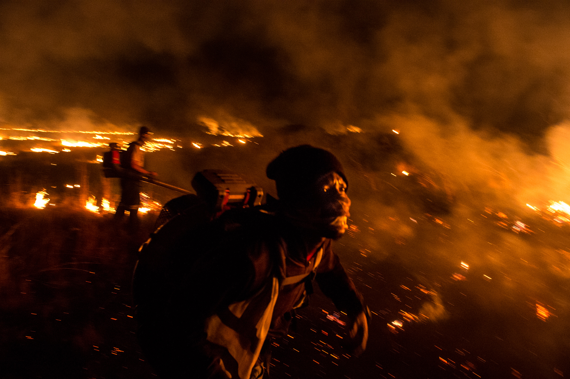  South Africa, Gauteng, 20.07.2018 // Farmers and farmworkers are  fighting  fires on their land. It’s the third  fire this night. They assume the  fires are set.
// Lucas Bäuml 