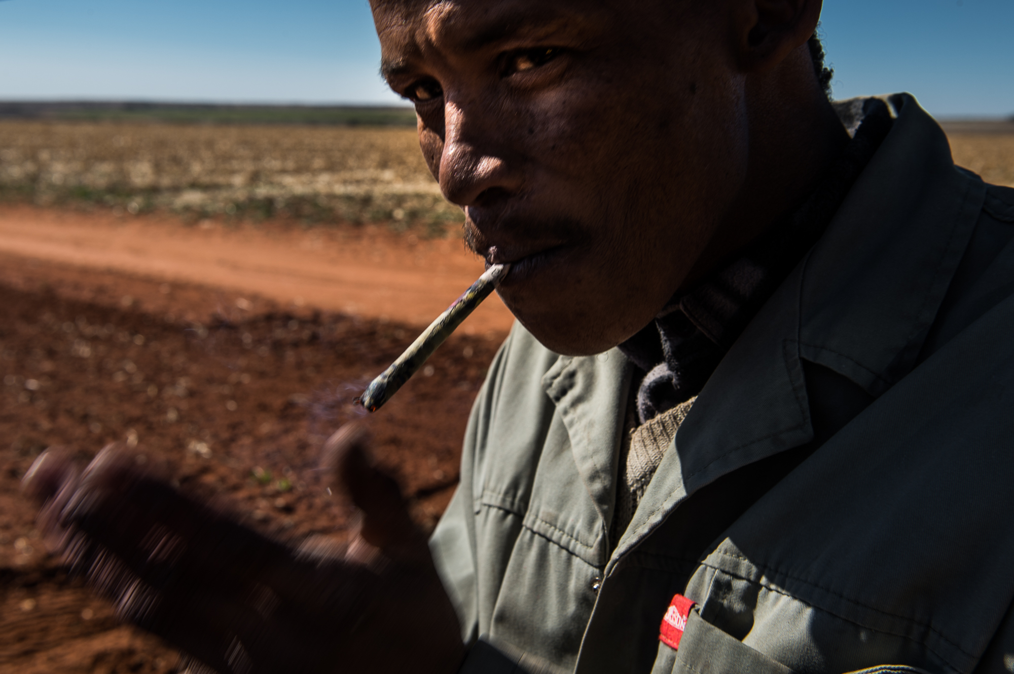  South Africa, Northern Cape, 02.08.2018 // A farmworker smoking during a break of work on the fields. // Lucas Bäuml 