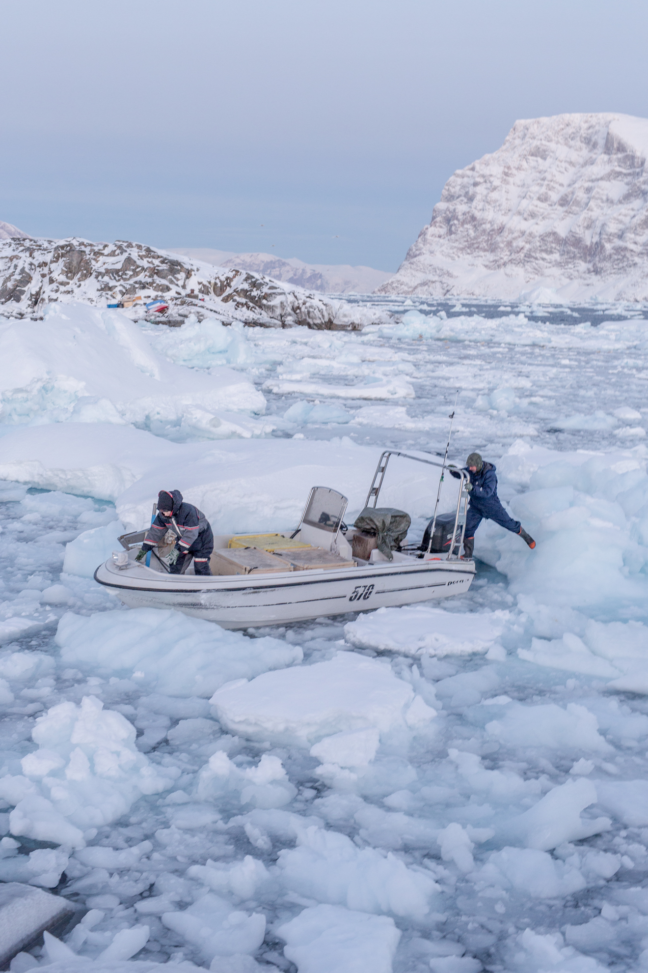  When the ice gets thicker around Uummannaq, it is difficult for the fisherman to navigate. In 2018, the sea around Uummannaq was frozen only in mid-February, alarmingly late compared to the years before, due to a very warm winter. The sea ice almost