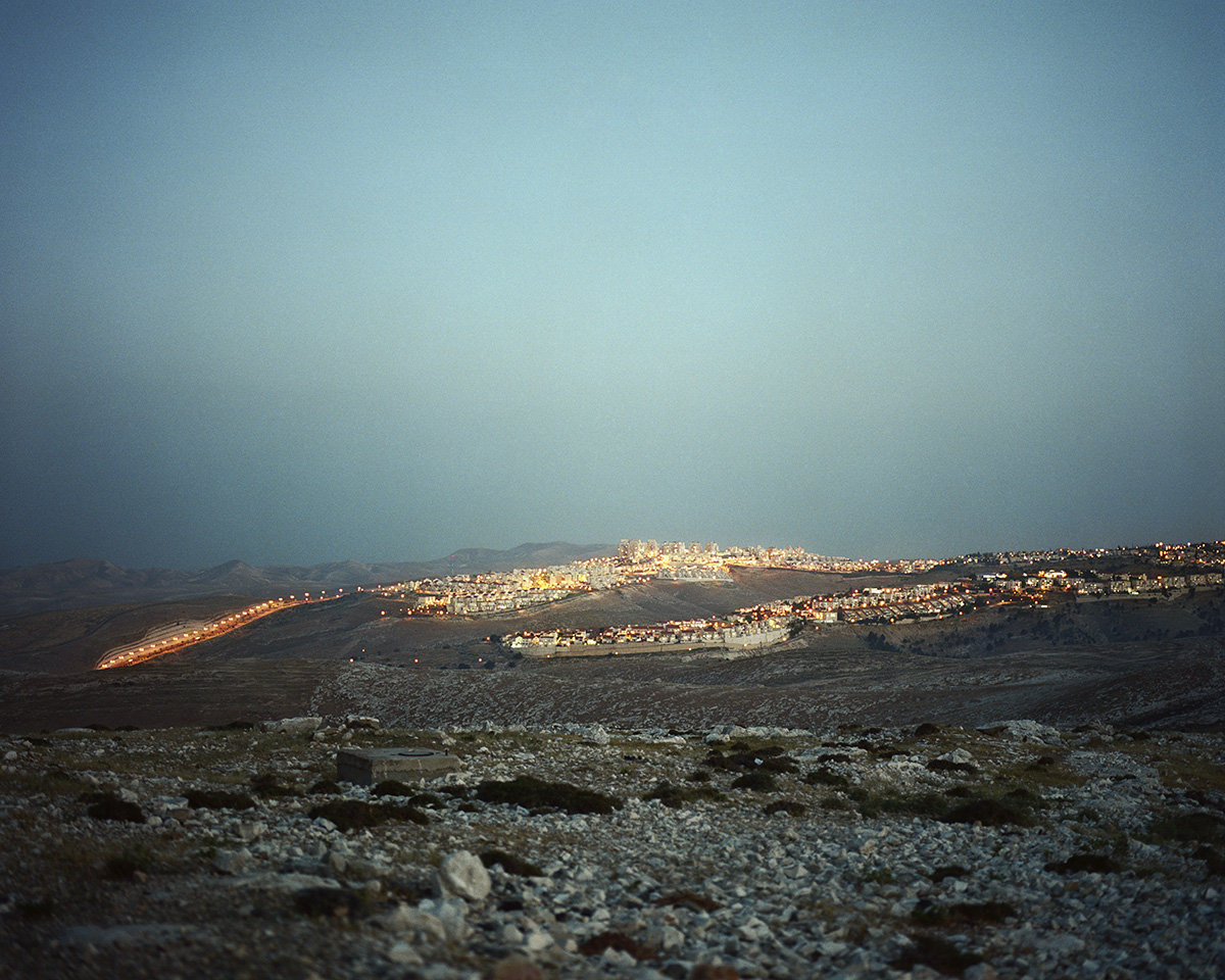  12. April 2013. Ma'ale Adumim, Westjordanland. Ma'ale Adumim ist die drittgroesste Siedlung im Westjordanland. Juedische Siedlungen sind auch bei Nacht gut zu erkennen, weil sie deutlich besser beleuchtet sind als palaestinensische Doerfer und Staed