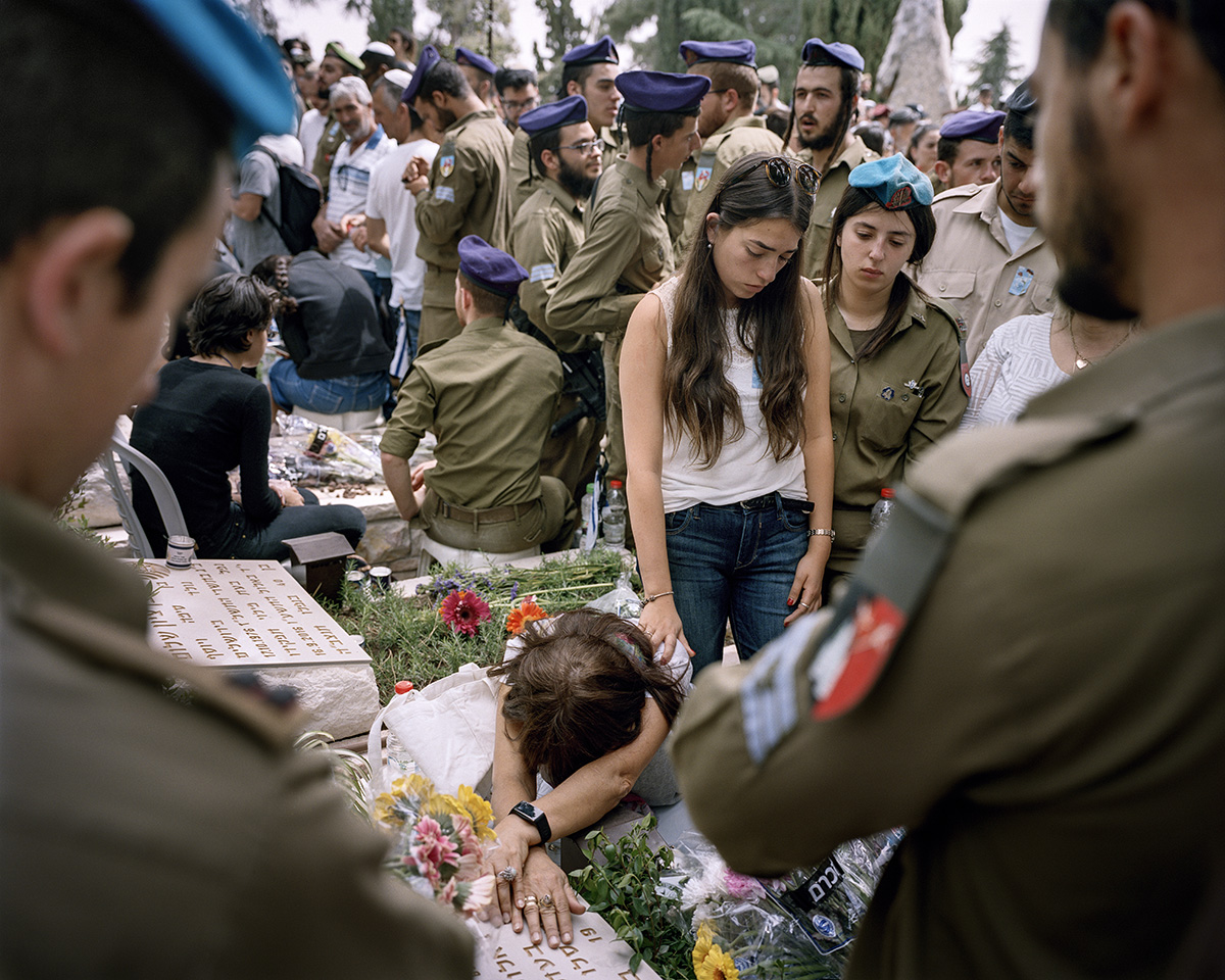  1. Mai 2017. Jerusalem, Israel. Gedenktag an die gefallenen israelischen Soldaten und Opfer des Terrorismus Jom haSikaron auf dem Soldatenfriedhof am Herzlberg. Eine Woche vor Jom haSikaron findet der Tag des Gedenkens an Holocaust und Heldentum Jom